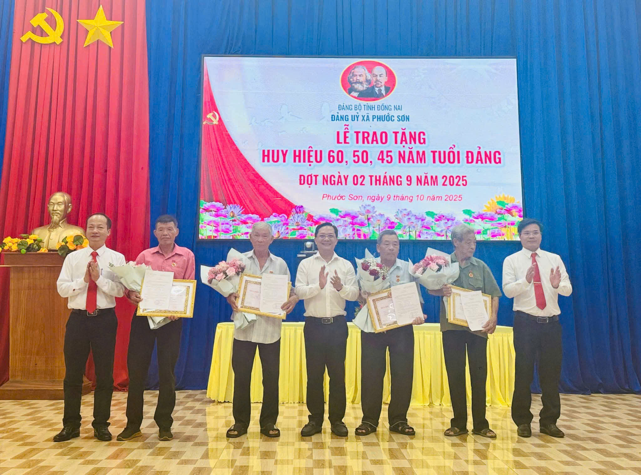 trao huy hiệu đảng