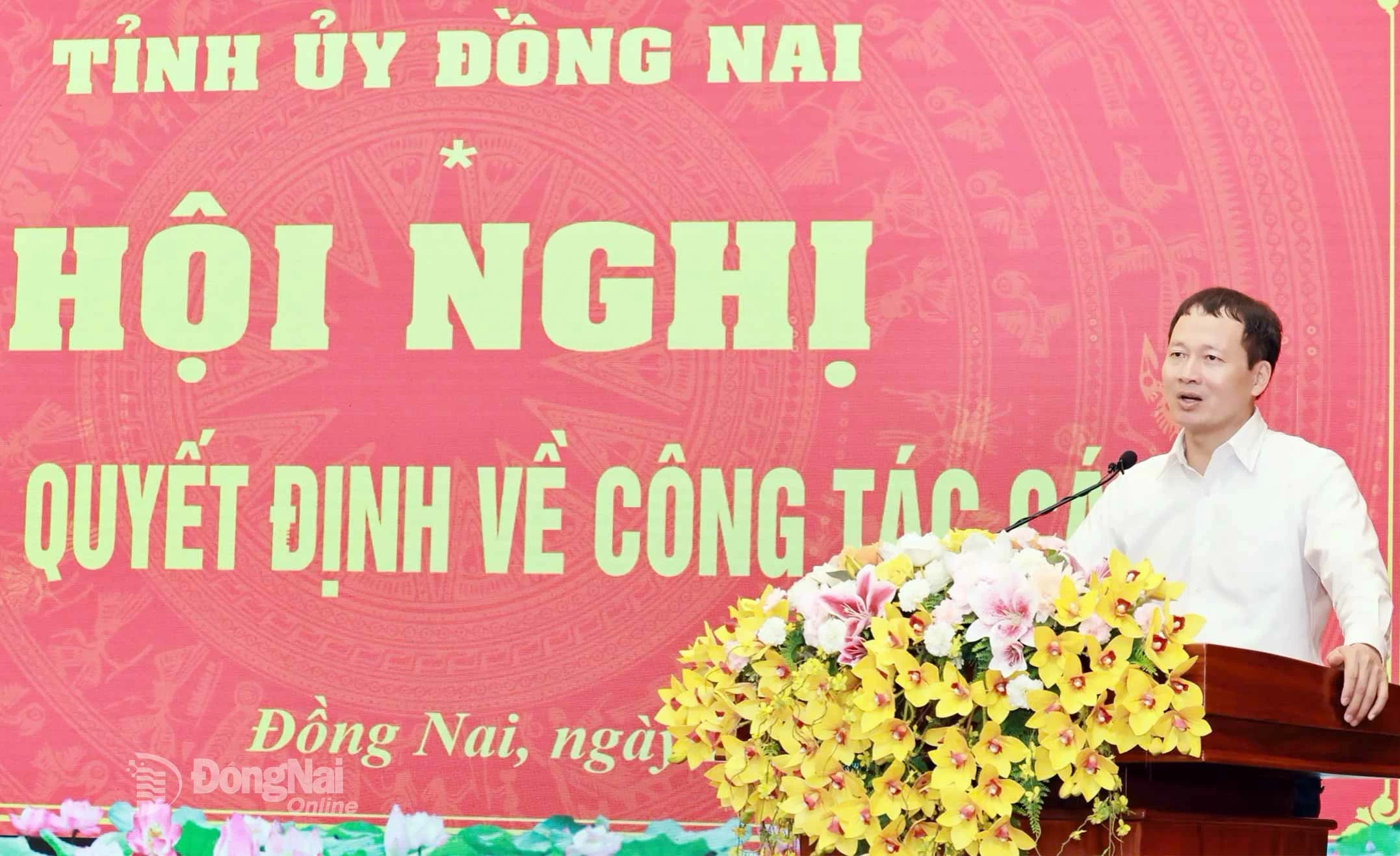 Đồng chí Vũ Hồng Văn, Bí thư Tỉnh ủy, Trưởng Đoàn đại biểu Quốc hội tỉnh phát biểu chỉ đạo và căn dặn các cán bộ được điều động, bổ nhiệm nhận nhiệm vụ mới. Ảnh: Công Nghĩa