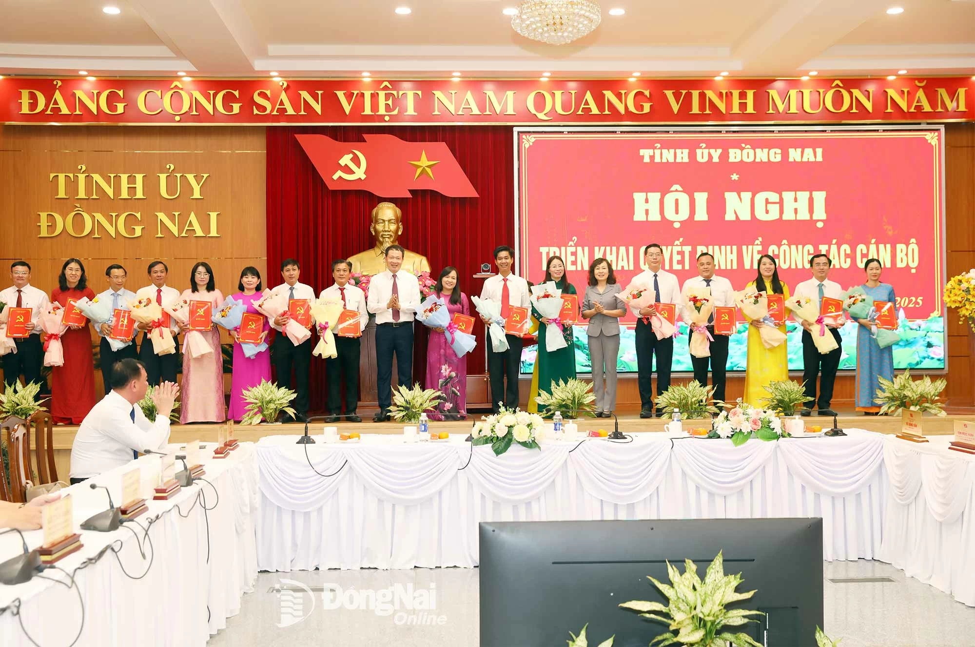 Đồng chí Vũ Hồng Văn, Bí thư Tỉnh ủy, Trưởng Đoàn đại biểu Quốc hội tỉnh cùng các lãnh đạo tỉnh trao quyết định và tặng hoa chúc mừng các cán bộ được điều động, bổ nhiệm. Ảnh: Huy Anh