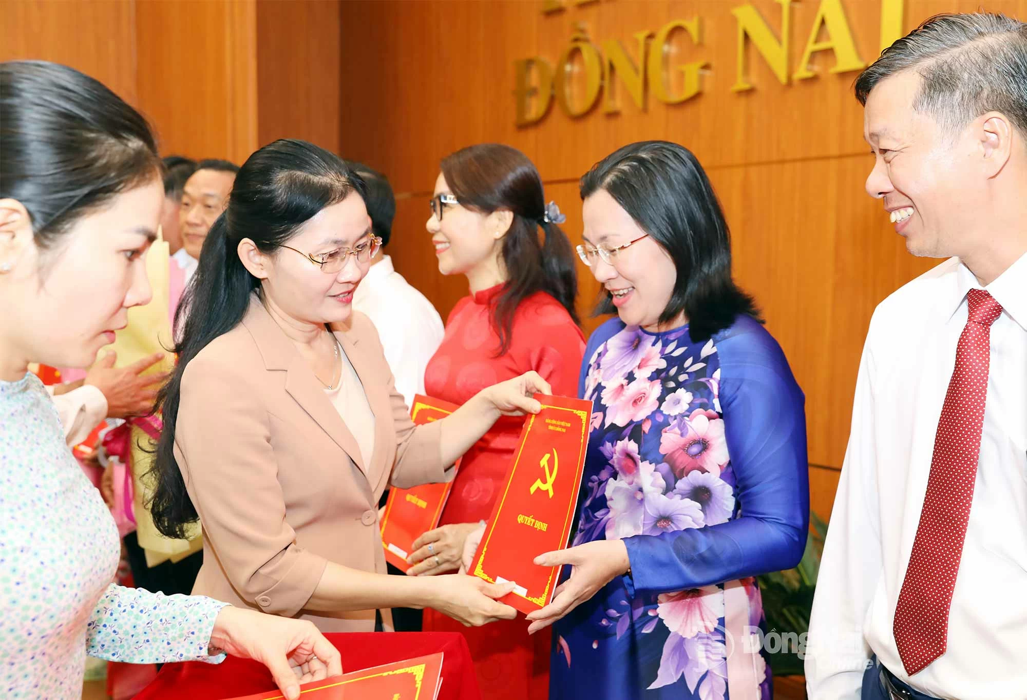 Đồng chí Tôn Ngọc Hạnh, Ủy viên dự khuyết Trung ương Đảng, Phó Bí thư Thường trực Tỉnh ủy, Chủ tịch HĐND tỉnh trao quyết định cho các cán bộ được điều động, bổ nhiệm. Ảnh: Huy Anh