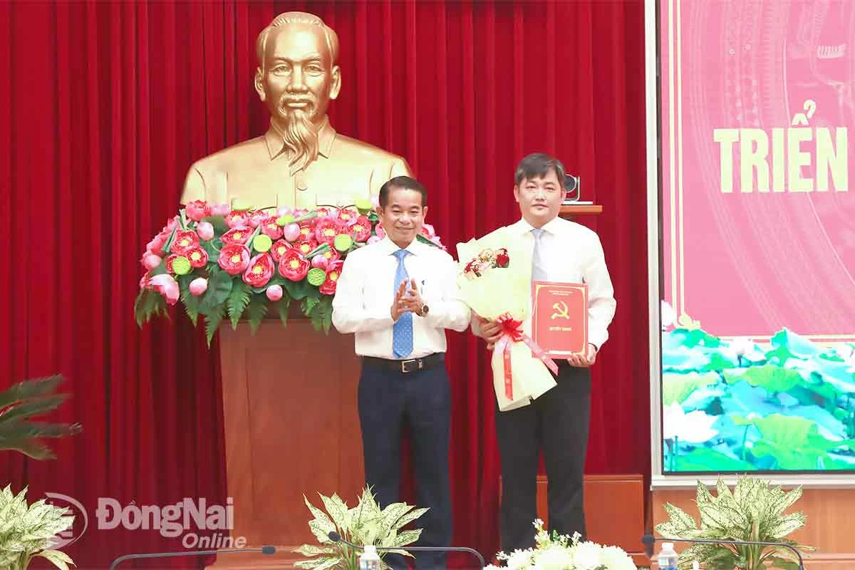 Đồng chí Thái Bảo, Phó Bí thư Tỉnh ủy, Trưởng Ban Tổ chức Tỉnh ủy, Bí thư Đảng ủy các cơ quan Đảng tỉnh Đồng Nai trao quyết định cho Tỉnh ủy viên, Phó trưởng Ban Tổ chức Tỉnh ủy Nguyễn Quốc Dũng. Ảnh: Huy Anh