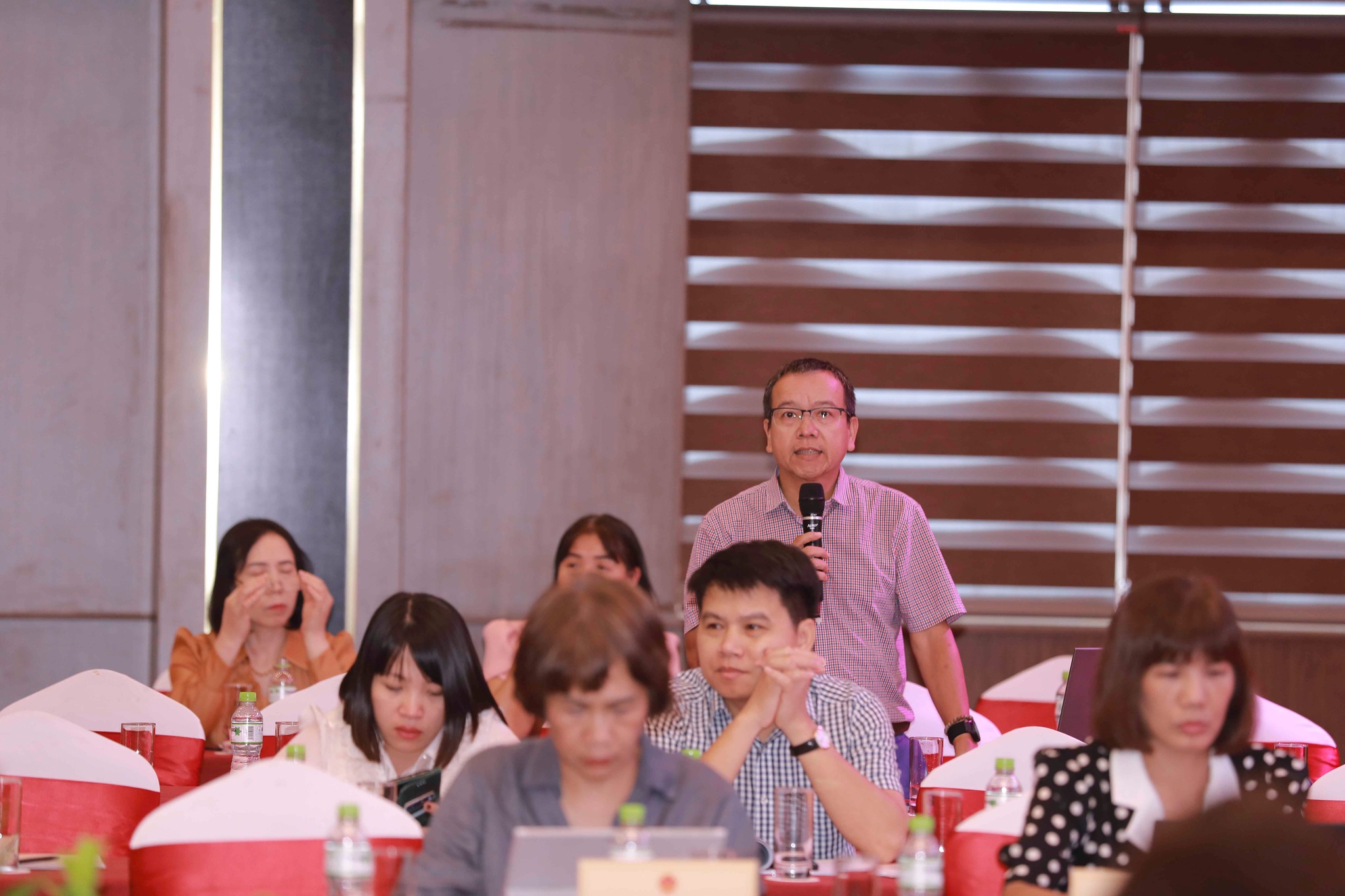 Đại diện các đơn vị, doanh nghiệp đóng góp ý kiến và đặt nhiều câu hỏi liên quan đến hoạt động VHTTDL, điện ảnh, bản quyền tác giả...