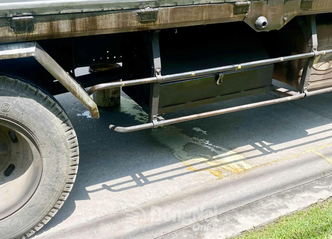 Phương tiện vận chuyển chất thải không đảm bảo quy chuẩn kỹ thuật theo quy định, quá trình vận chuyển rò rỉ chất thải ra môi trường bị cán bộ Phòng Cảnh sát kinh tế Công an Đồng Nai kiểm tra phát hiện