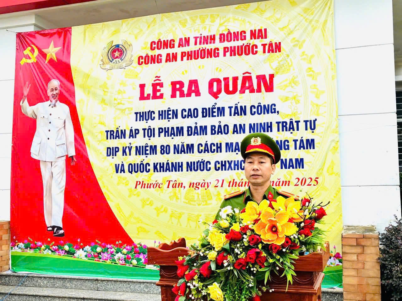 Đồng chí Đỗ Văn Bằng - Trưởng công an phường Phước Tân phát biểu tại buổi ra quân.