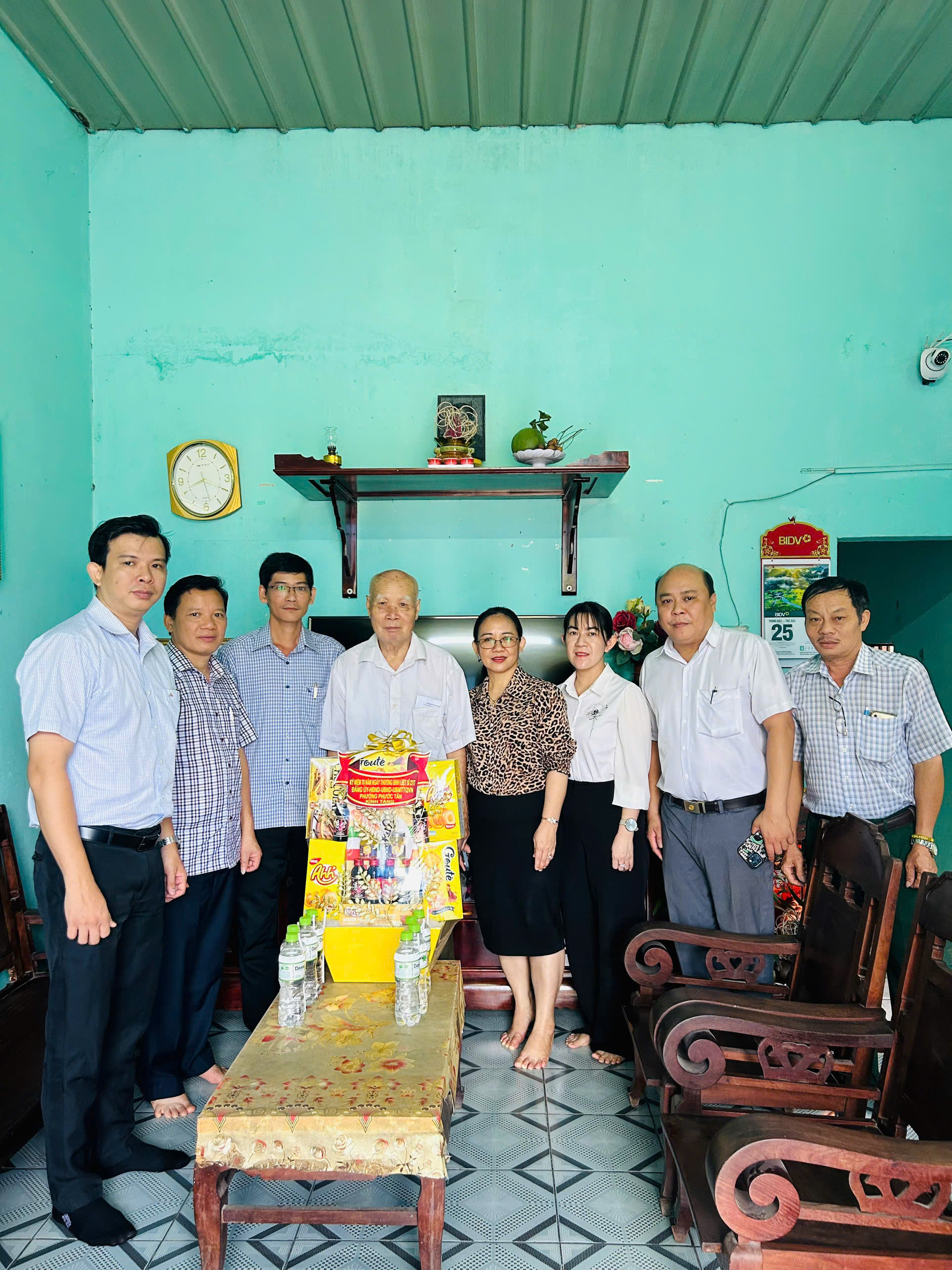 Đoàn lãnh đạo UBND Phường Phước Tân thăm hỏi, đông viên và tặng quà hộ gia đình thương binh, bệnh binh.