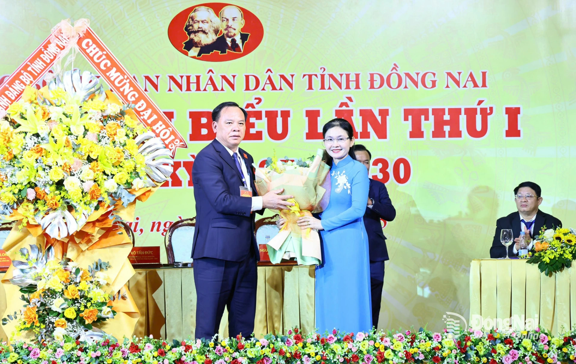 Đồng chí Võ Tấn Đức, Phó Bí thư Tỉnh ủy, Chủ tịch UBND tỉnh, Bí thư Đảng ủy UBND tỉnh Đồng Nai trao hoa cảm ơn đồng chí Tôn Ngọc Hạnh, Ủy viên dự khuyết Trung ương Đảng, Phó Bí thư Thường trực Tỉnh ủy, Chủ tịch HĐND tỉnh Đồng Nai. Ảnh: Công Nghĩa