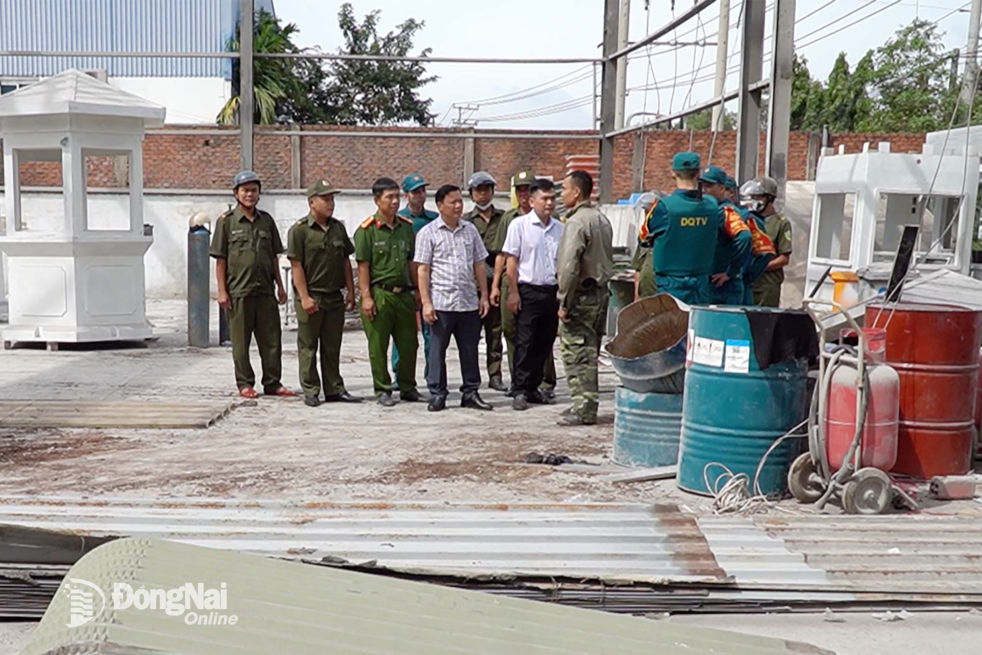 Lực lượng chức năng phường Phước Tân theo dõi, giám sát người dân tự tháo dỡ, di dời tài sản tại khu đất 72,08ha trên địa bàn phường. Ảnh: An Nhơn