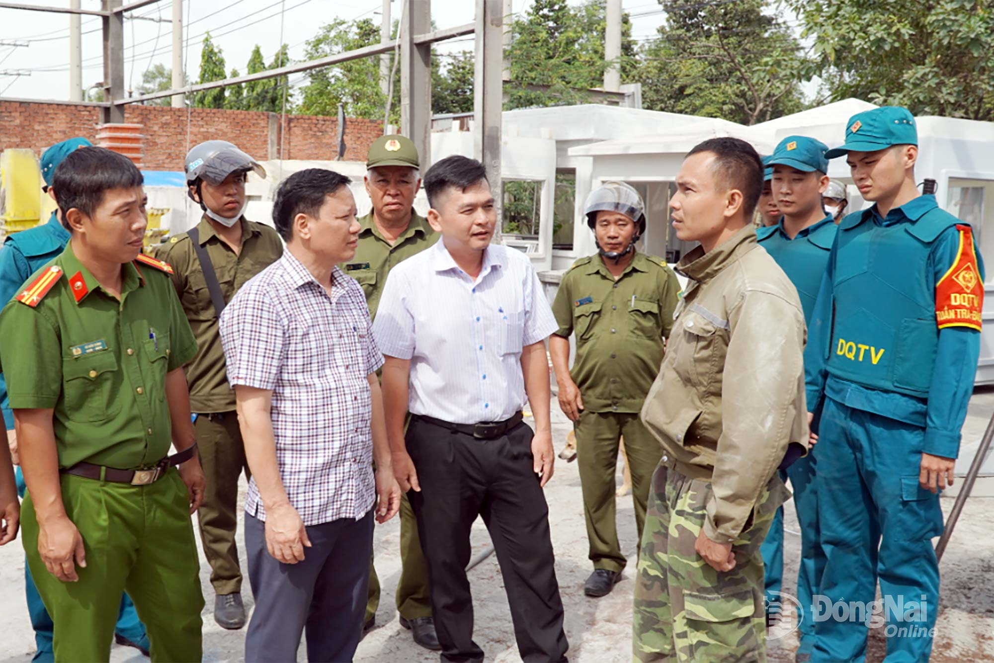  Đội ngũ cán bộ, công chức phường Phước Tân thực hiện vận động, tuyên truyền nhằm nâng cao ý thức chấp hành các quy định pháp luật của người dân. Ảnh: An Nhơn Cán bộ, công chức phường Phước Tân vận động, tuyên truyền để nâng cao ý thức chấp hành các quy định pháp luật của người dân. Ảnh: An Nhơn