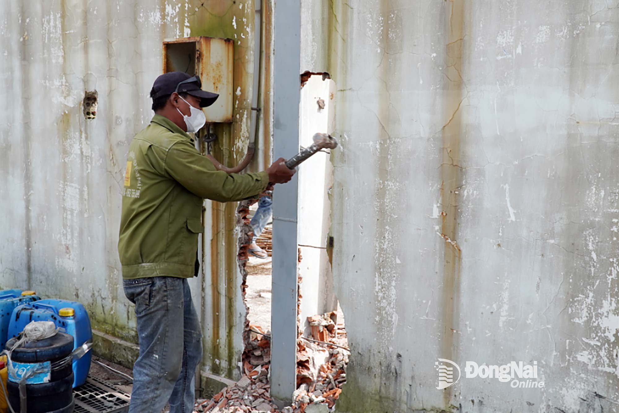 Thời gian qua, hầu hết các chủ cơ sở sản xuất, kinh doanh đều tự nguyện tháo dỡ, di dời tài sản để trả lại hiện trạng ban đầu cho địa phương quản lý. Ảnh: An Nhơn