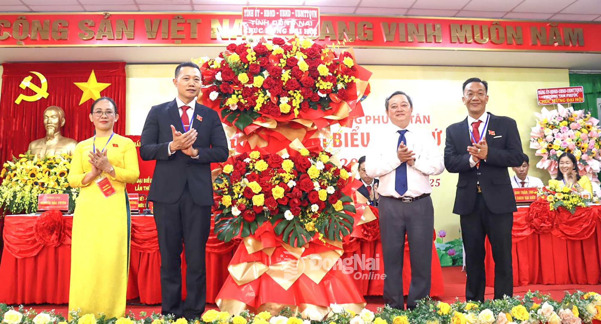 Ủy viên Ban Thường vụ Tỉnh ủy, Trưởng ban Nội chính Tỉnh ủy Đồng Nai Nguyễn Minh Hợi tặng hoa chúc mừng đại hội. Ảnh: Nguyệt Hà