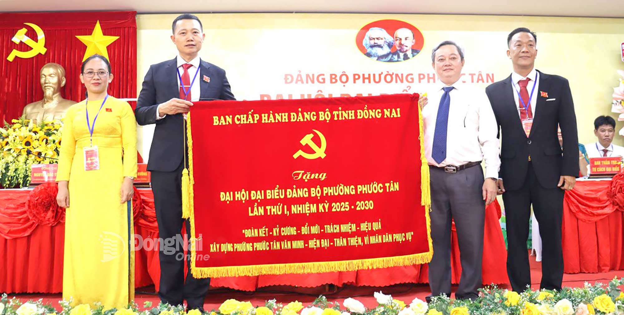 Ủy viên Ban Thường vụ Tỉnh ủy, Trưởng ban Nội chính Tỉnh ủy Đồng Nai Nguyễn Minh Hợi trao tặng bức trướng của Ban Chấp hành Đảng bộ tỉnh chúc mừng đại hội. Ảnh: Nguyệt Hà