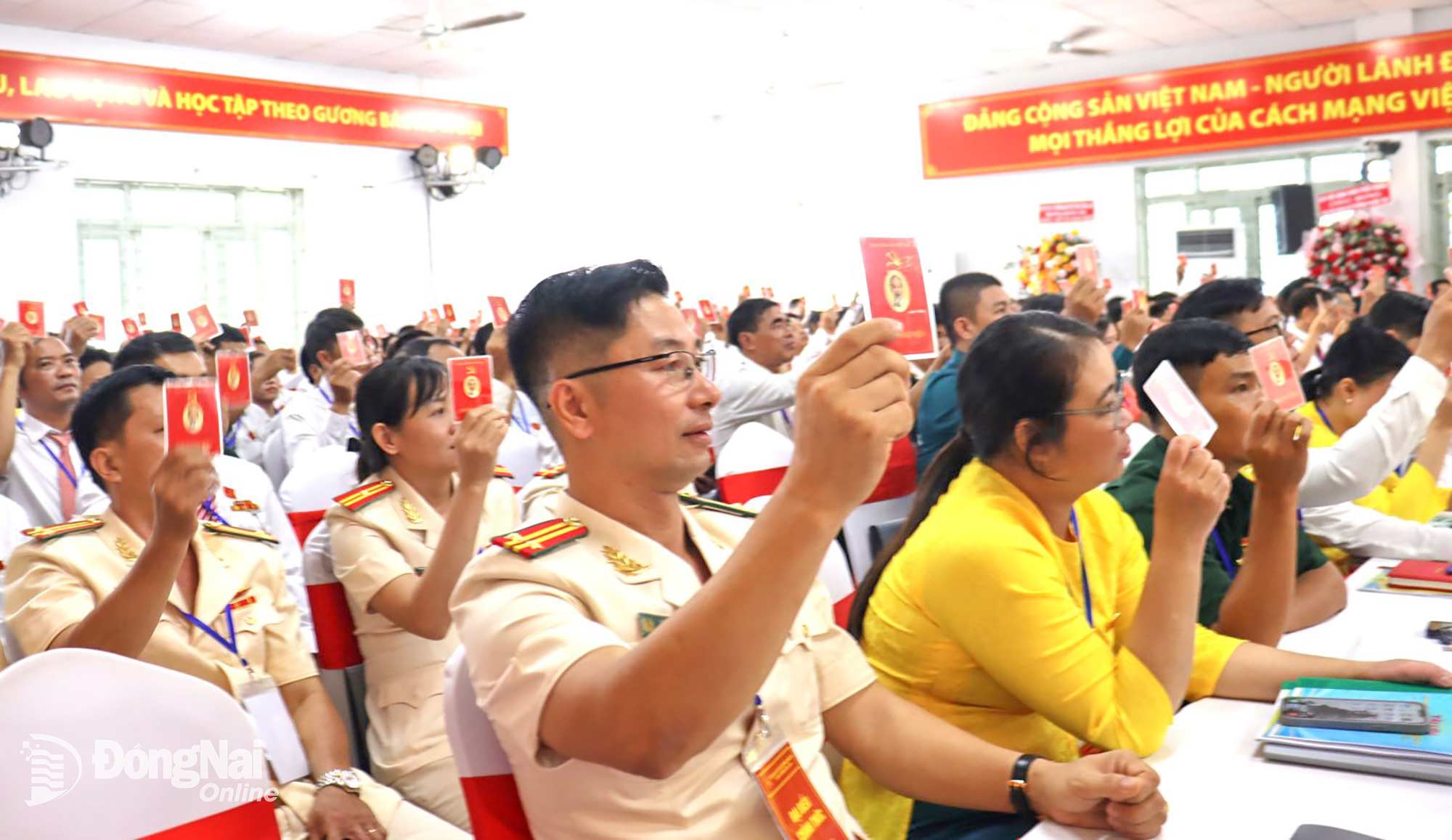 Đại biểu biểu quyết thông qua nghị quyết đại hội. Ảnh: Nguyệt Hà