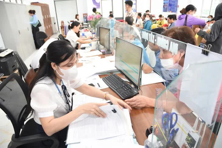 Người dân làm thủ tục hành chính, sao y ở Đồng Nai - Ảnh: A LỘC