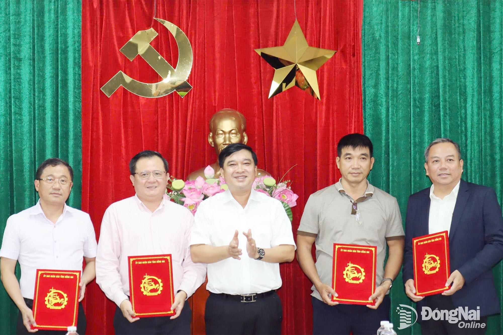 Tỉnh ủy viên, Phó Chủ tịch UBND tỉnh Đồng Nai Hồ Văn Hà trao quyết định giao chủ đầu tư 4 dự án nhà ở xã hội. Các dự án này đồng loạt tổ chức lễ động thổ ngày 27-9-2025. Ảnh: Hoàng Lộc