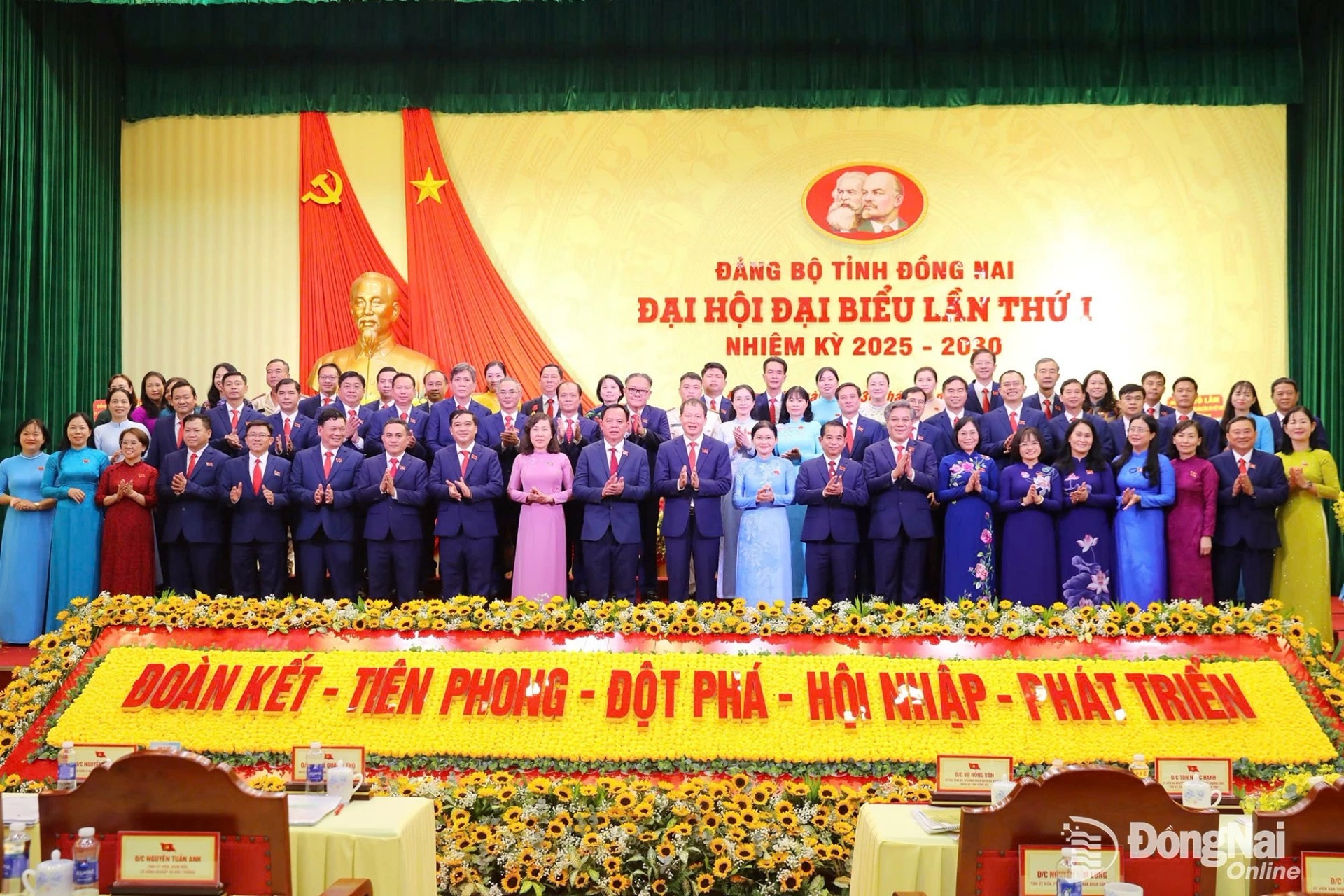 Các đại biểu chụp hình trước khi bước vào thảo luận tổ. Ảnh: Huy Anh