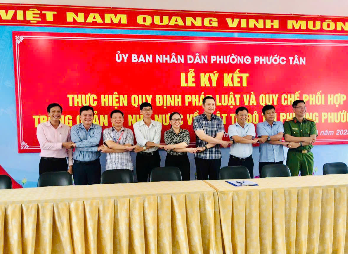 Phường Phước Tân tổ chức lễ ký kết phong trào thi đua thực hiện quy định pháp luật và quy chế phối hợp trong công tác quản lý nhà nước về trật tự đô thị năm 2025