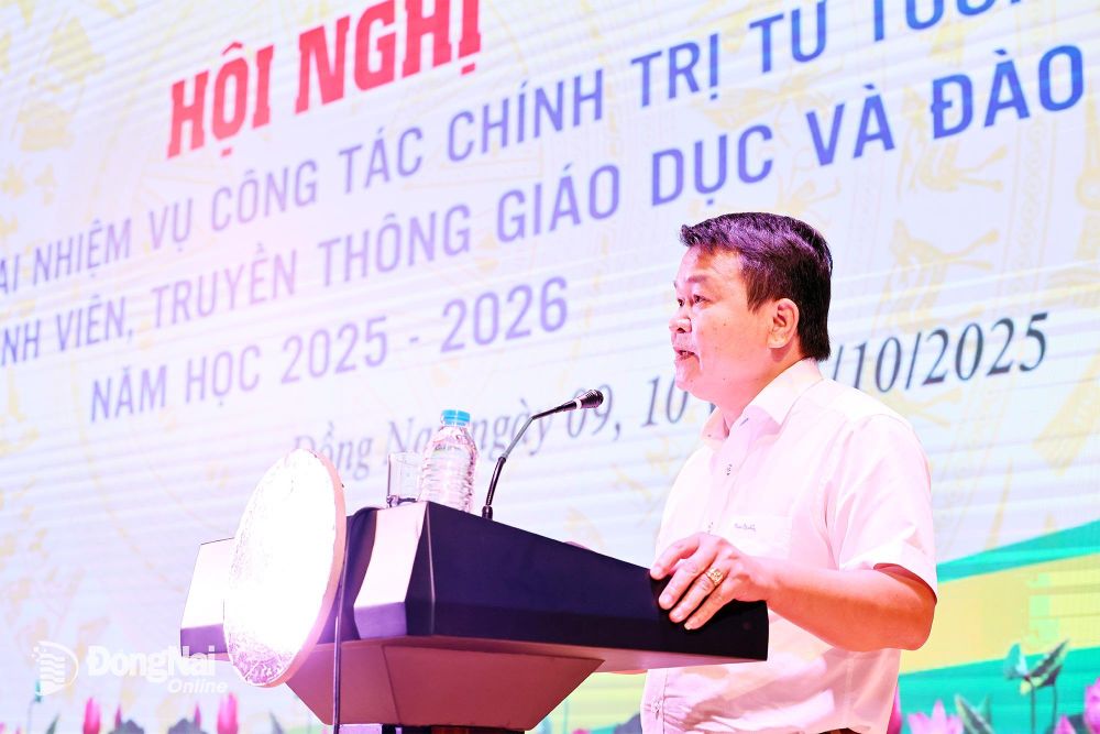 Phó Giám đốc Sở Giáo dục và Đào tạo tỉnh Đồng Nai Phạm Hồng Thắng phát biểu khai mạc hội nghị. Ảnh: Công Nghĩa