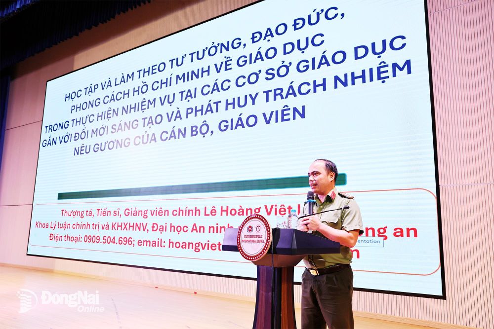 Báo cáo viên của Đại học An ninh nhân dân được Sở Giáo dục và Đào tạo tỉnh Đồng Nai mời báo cáo chuyên đề tại hội nghị. Ảnh: Công Nghĩa