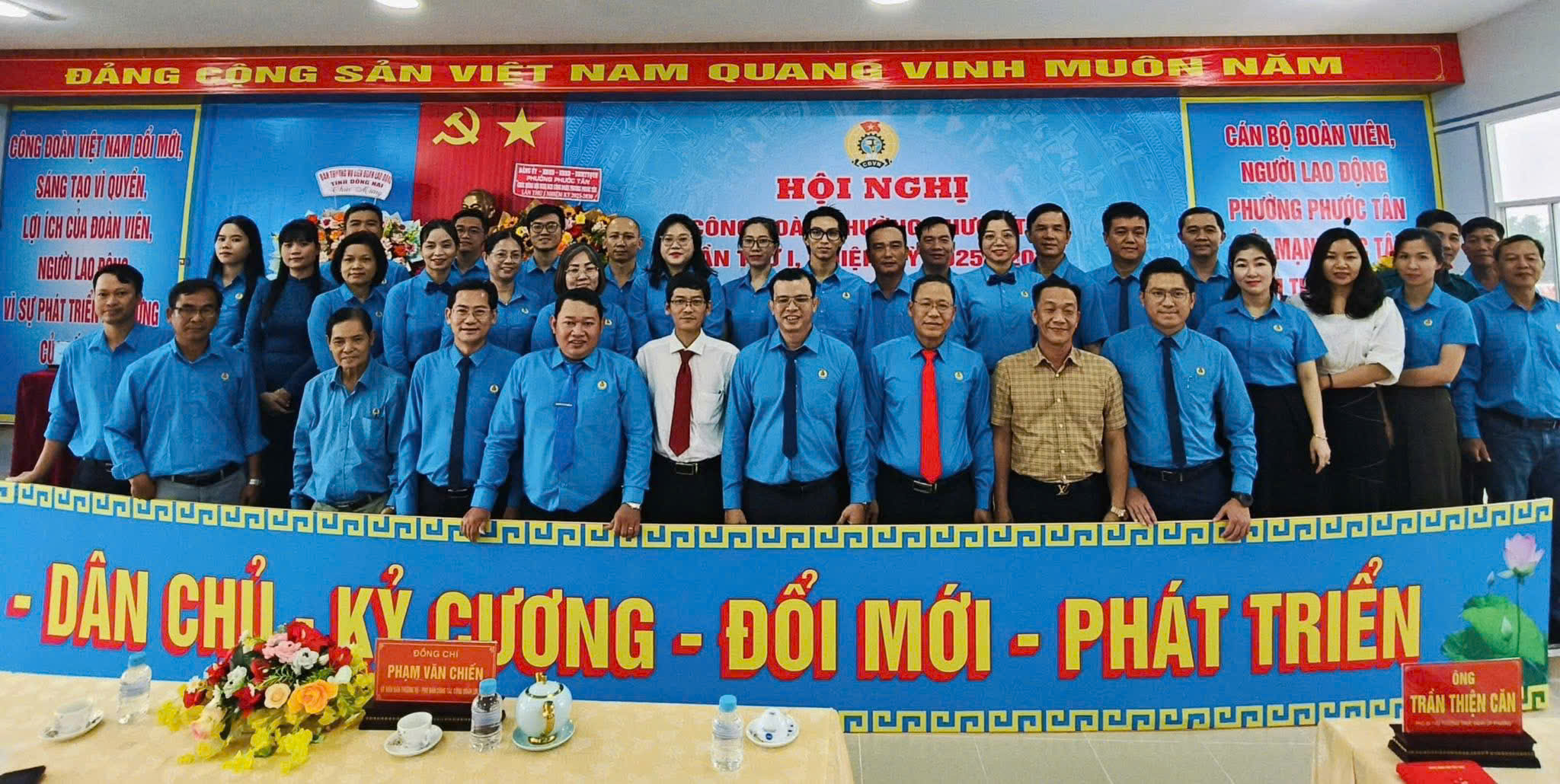 Ban Chấp hành Công đoàn phường nhiệm kỳ mới chụp hình cùng các đại biểu tại hội nghị. 