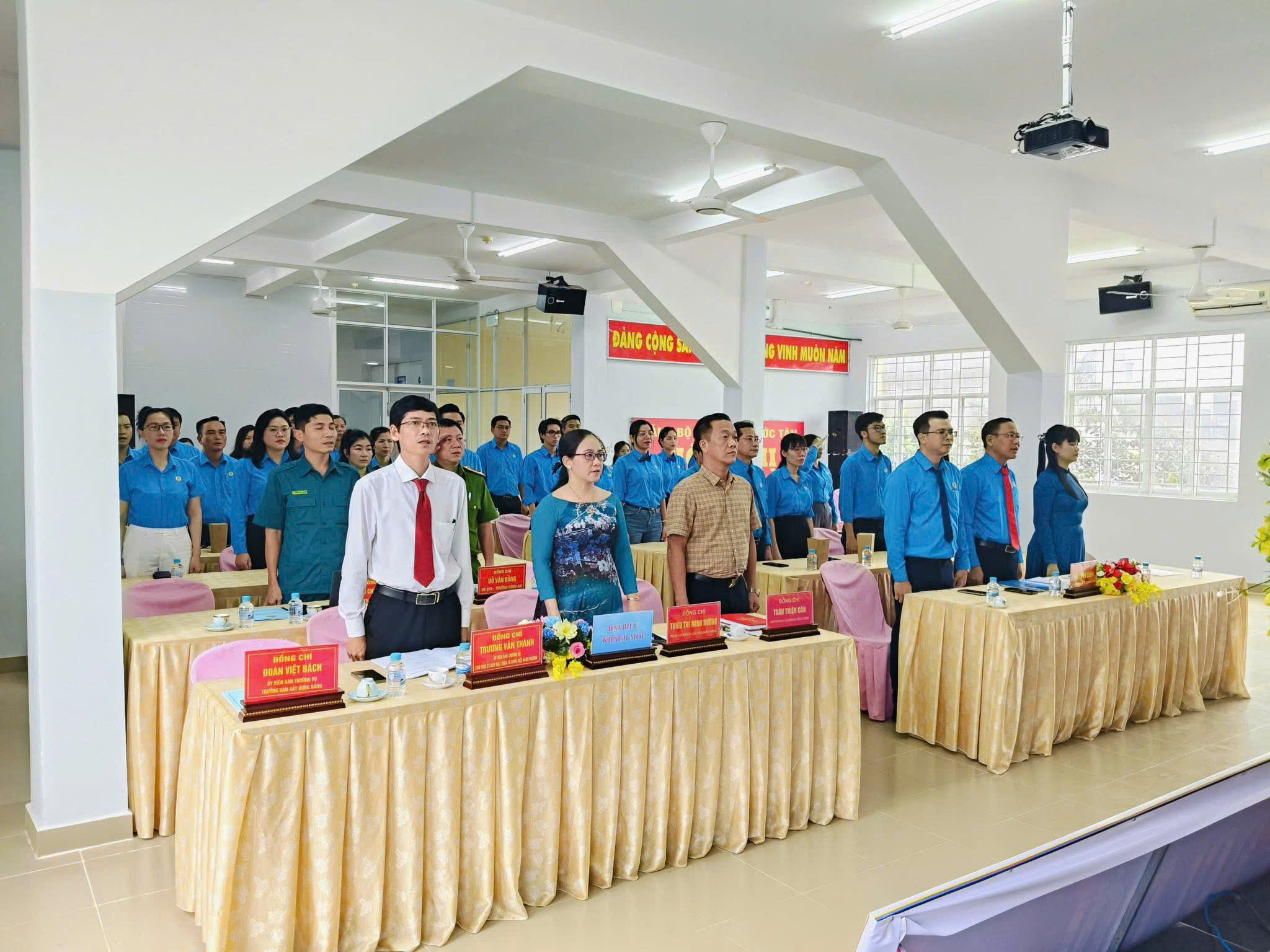 Các đại biểu thực hiện nghi thức chào cờ tại hội nghị. 