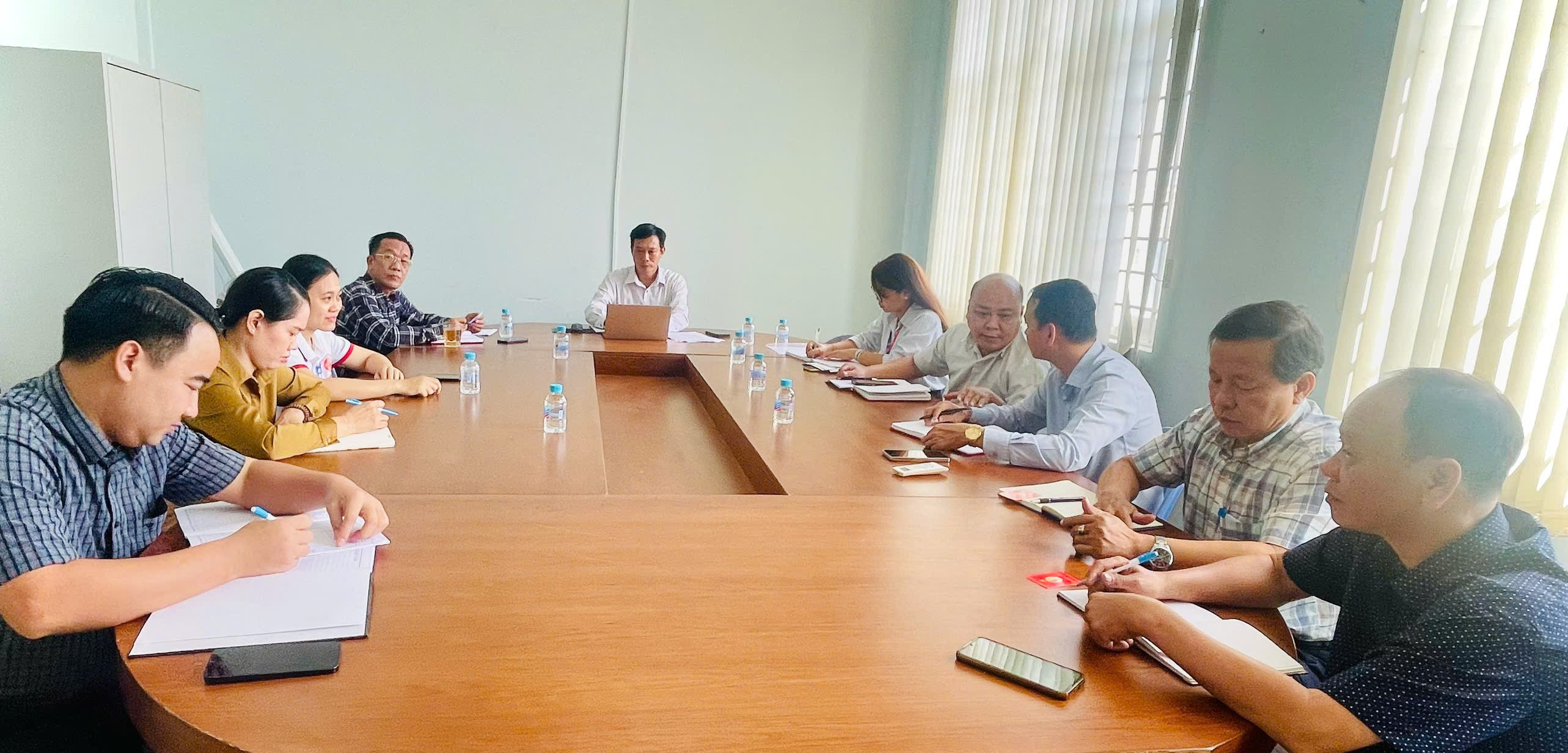 Đồng chí Trần Thiện Căn – Phó Bí thư Thường trực Đảng ủy phường dự sinh hoạt Chi bộ Phòng Văn hoá – Xã hội