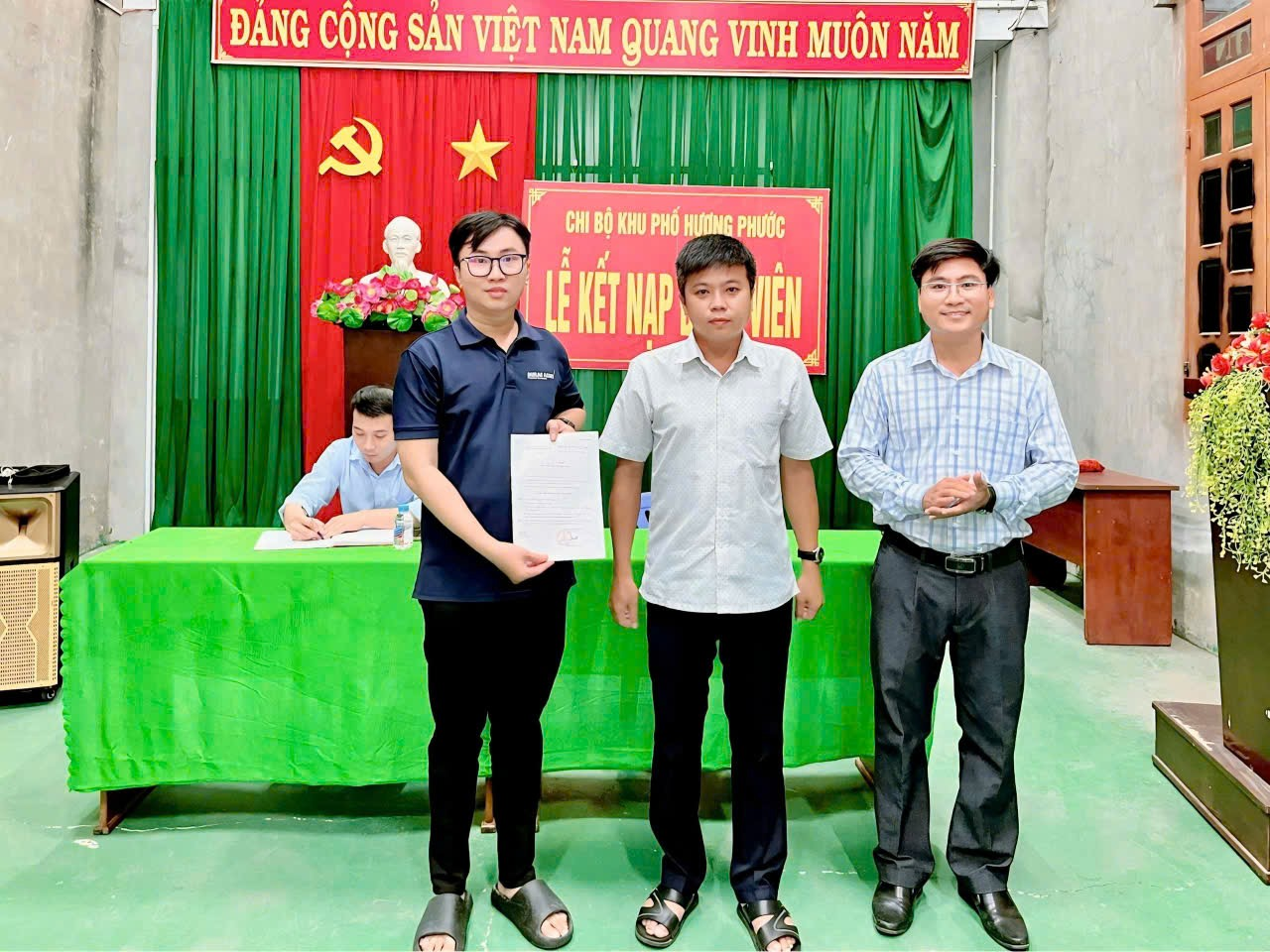  Đồng chí Hồ Đình Phương – Ủy viên Ban chấp hành Đảng bộ, Phó Chủ tịch HĐND phường trao quyết định công nhận đảng viên chính thức