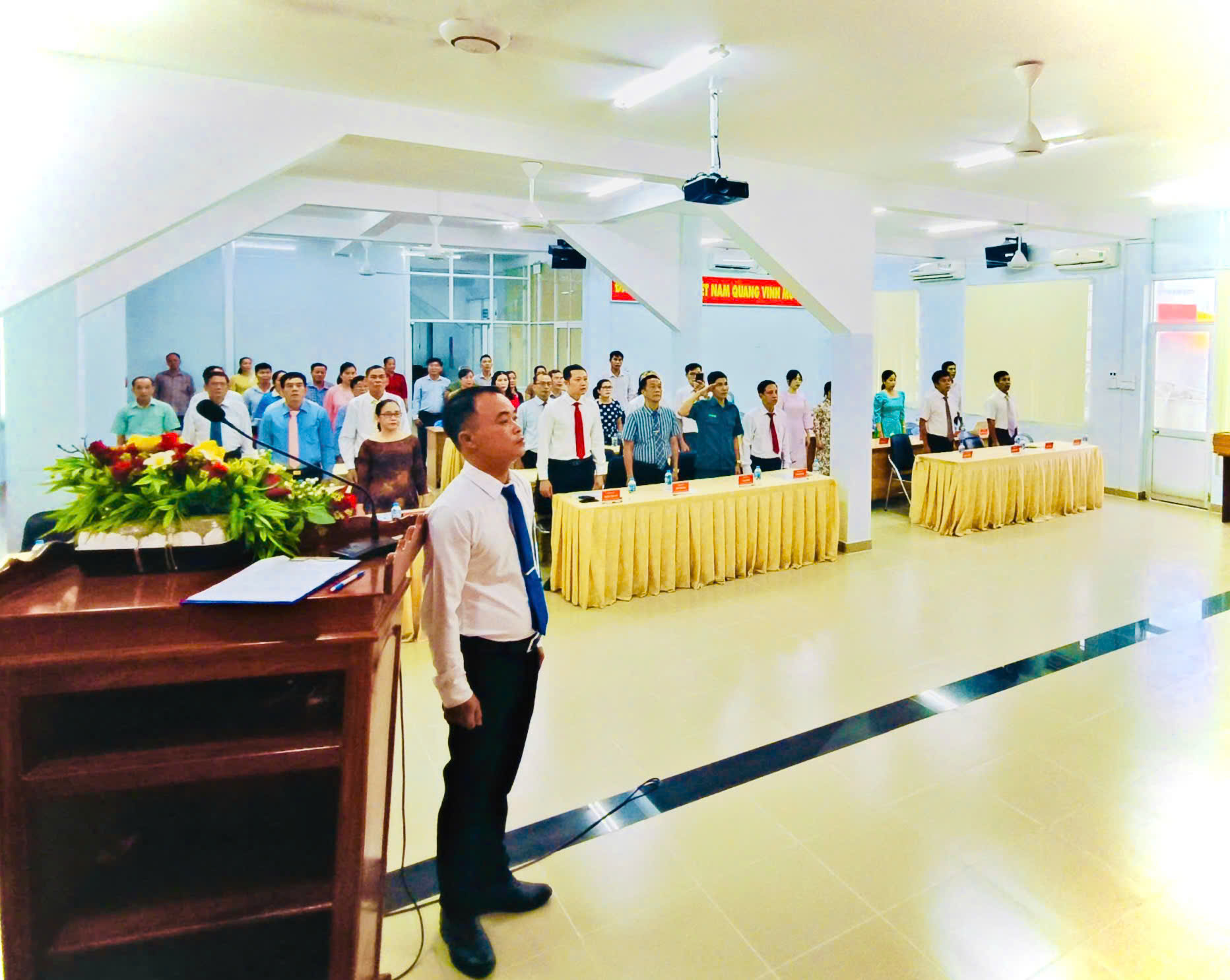 Đại biểu thực hiện nghi lễ chào cờ