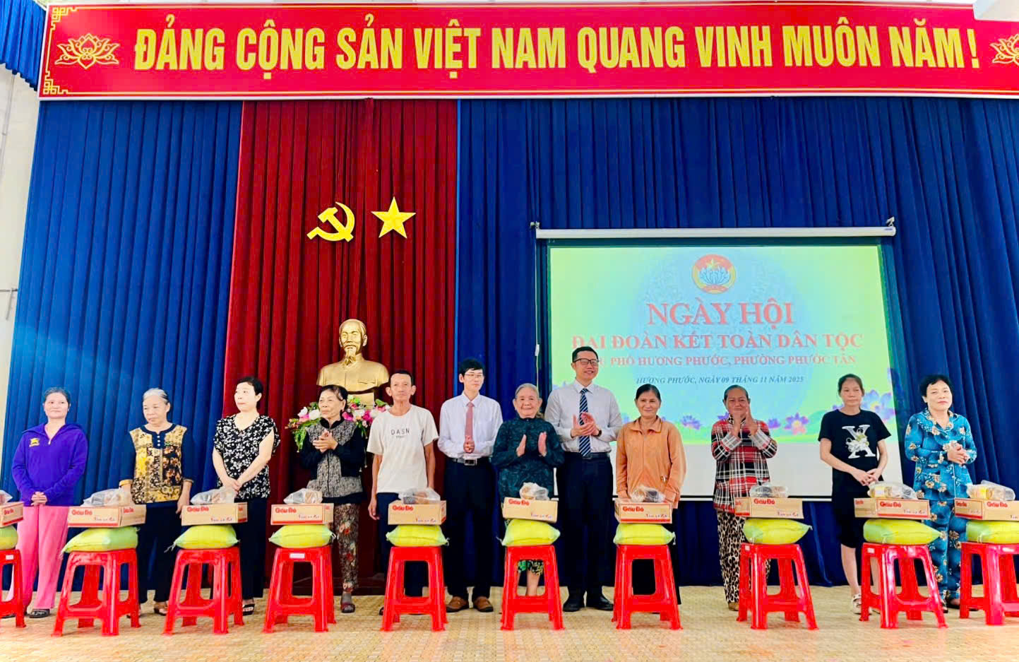 Đồng chí Nguyễn Phong An-Bí thư Đảng ủy và đồng chí Trương Văn Thành-Chủ tịch MTTQ phường tặng quà cho các hộ gia đình khó khăn