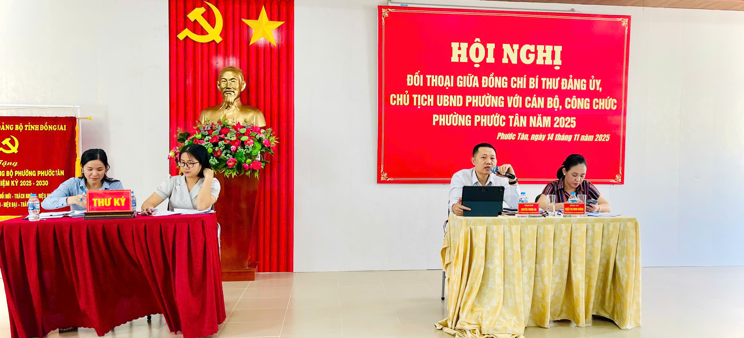 Đồng chí Nguyễn Phong An-Bí thư Đảng ủy, đồng chí Thiều Thị Minh Hường-Chủ tịch UBND phường đồng chủ trì hội nghị