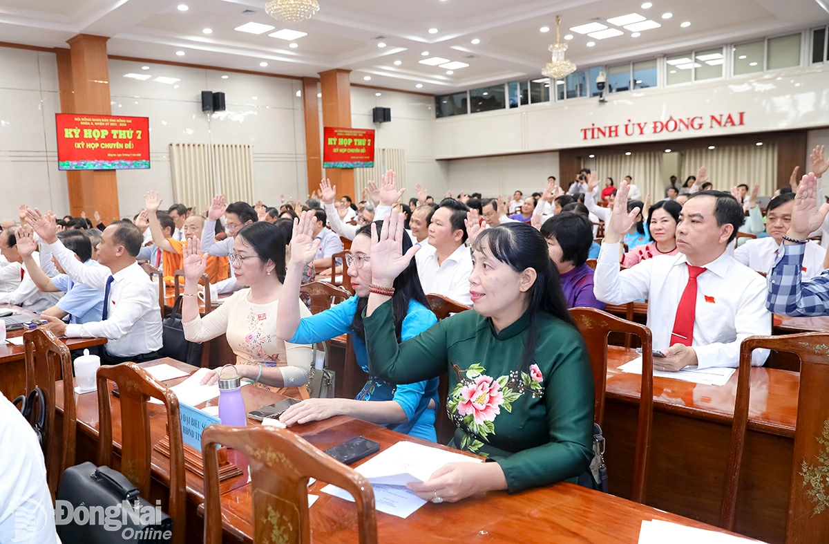 Các đại biểu HĐND tỉnh Đồng Nai biểu quyết thông qua chương trình kỳ họp. Ảnh: Huy Anh