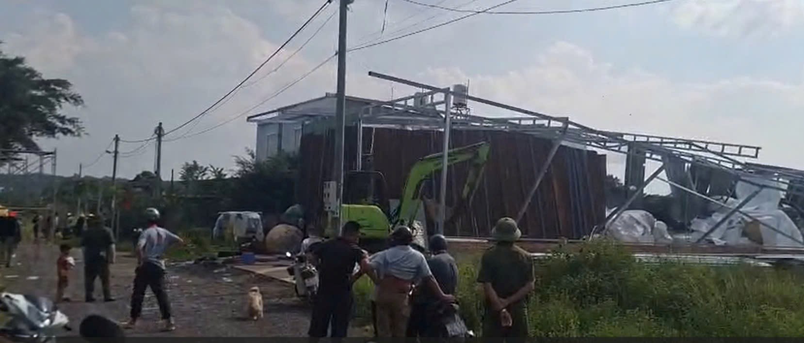 Cưỡng chế công trình nhà tiền chế nhà ông Nguyễn Văn Thương 