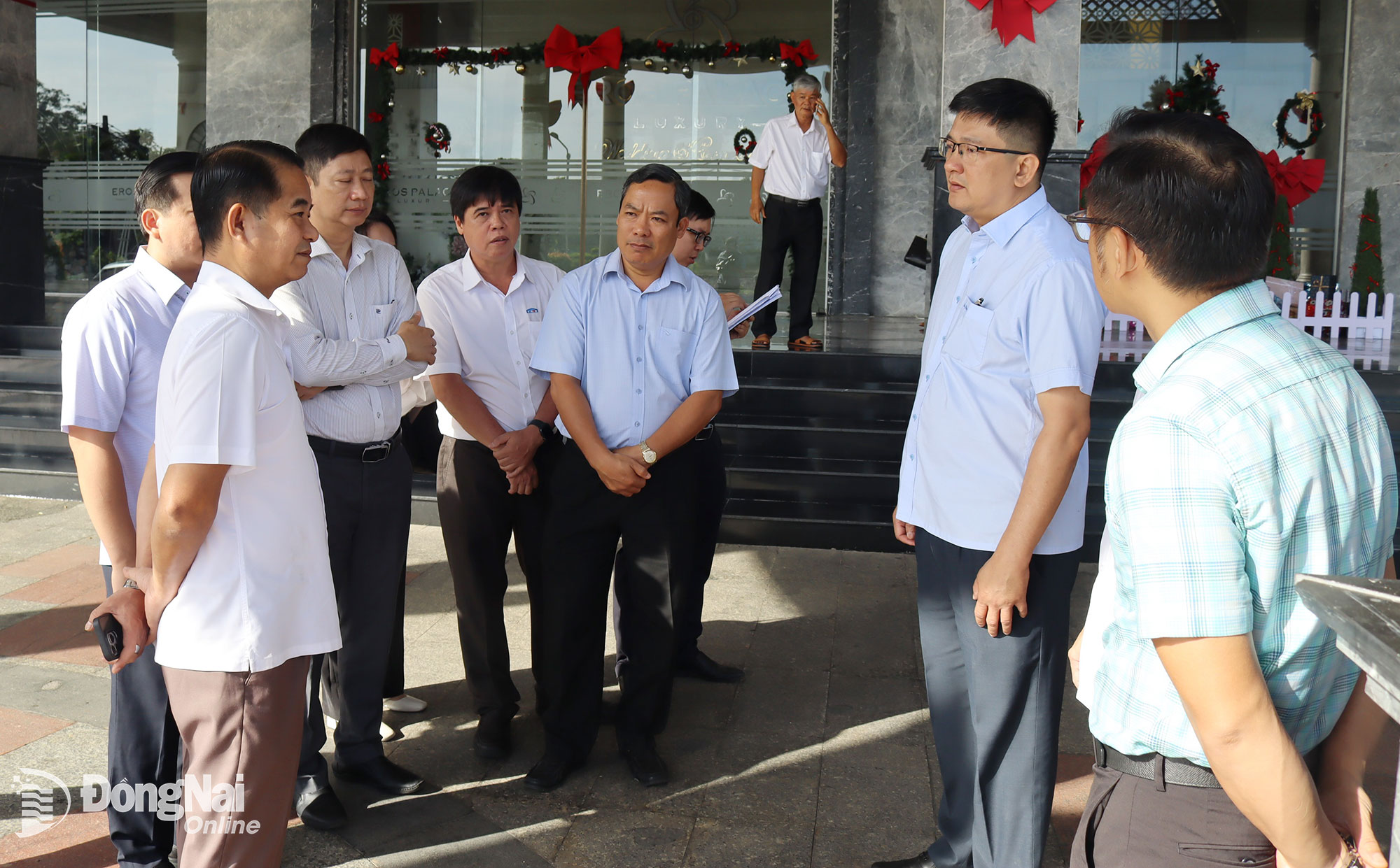 Đại diện Sở Xây dựng tỉnh Đồng Nai báo cáo với lãnh đạo Tỉnh ủy về khu đất nhà hàng Eros Palace. Ảnh: Hoàng Lộc