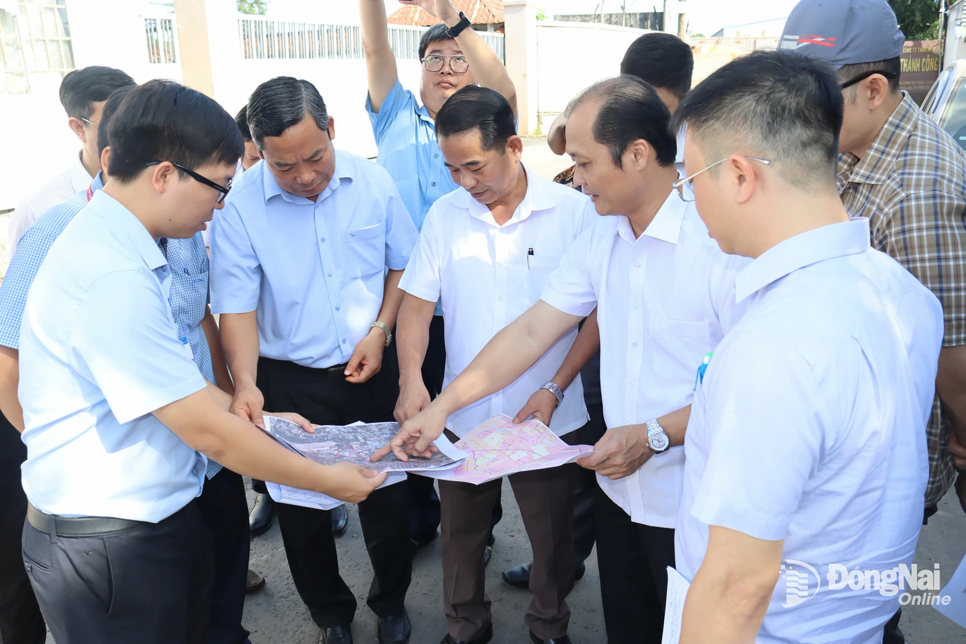 Phó Bí thư Tỉnh ủy, Trưởng ban Tổ chức Tỉnh ủy Đồng Nai Thái Bảo xem bản đồ quy hoạch khu đất 72ha tại phường Phước Tân. Ảnh: Hoàng Lộc