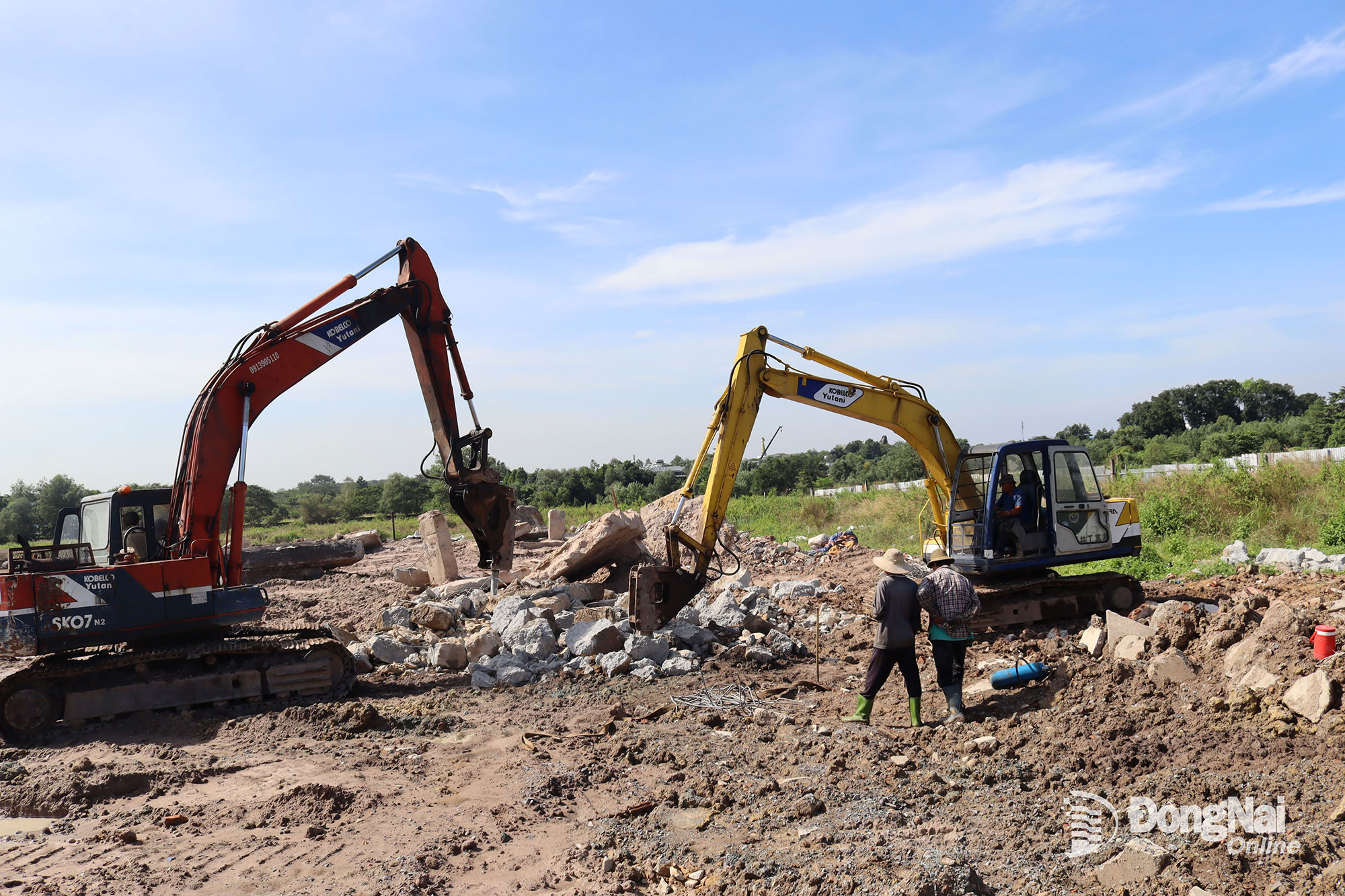 Một cơ sở sản xuất đang trong quá trình tháo dỡ công trình, hoàn trả mặt bằng. Ảnh: Hoàng Lộc