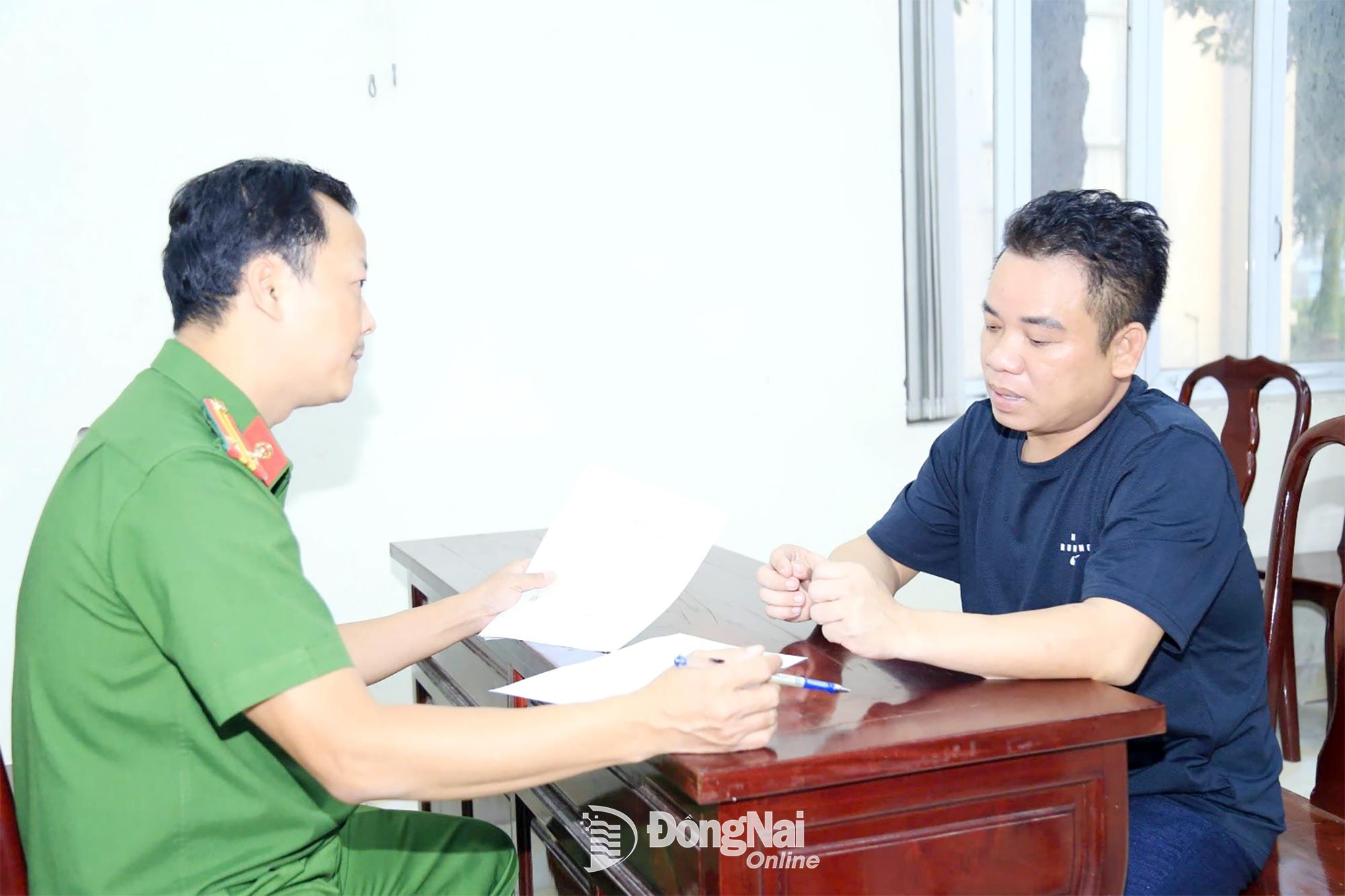 Cán bộ điều tra Công an tỉnh Đồng Nai làm việc với Nguyễn Văn Tuyến. Ảnh: CACC