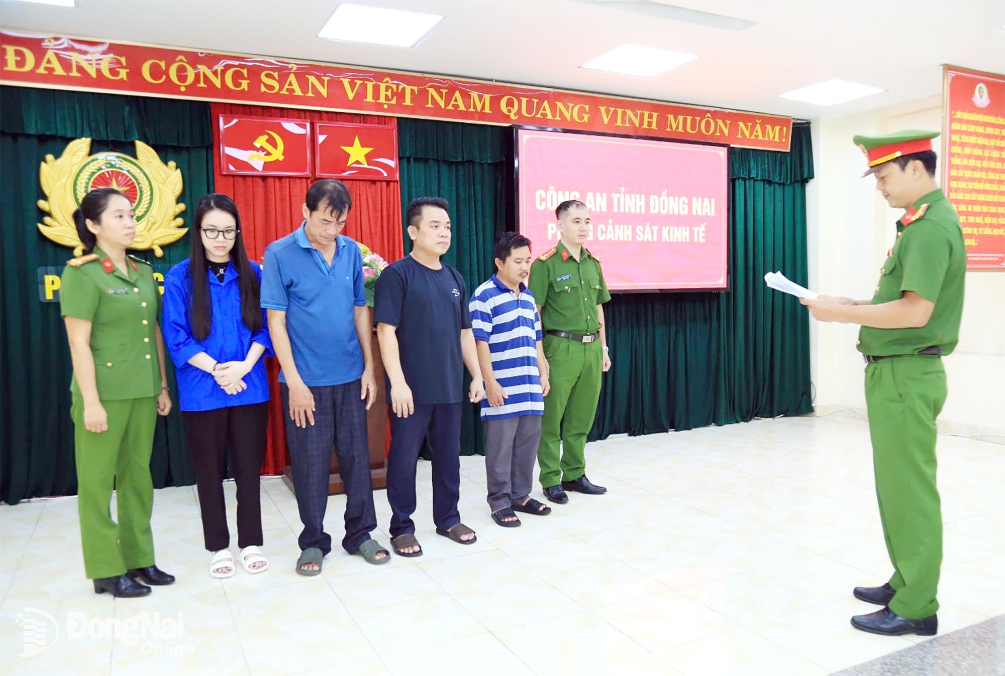 Cán bộ công an đọc lệnh bắt tạm giam đối với các bị can. Ảnh: CACC