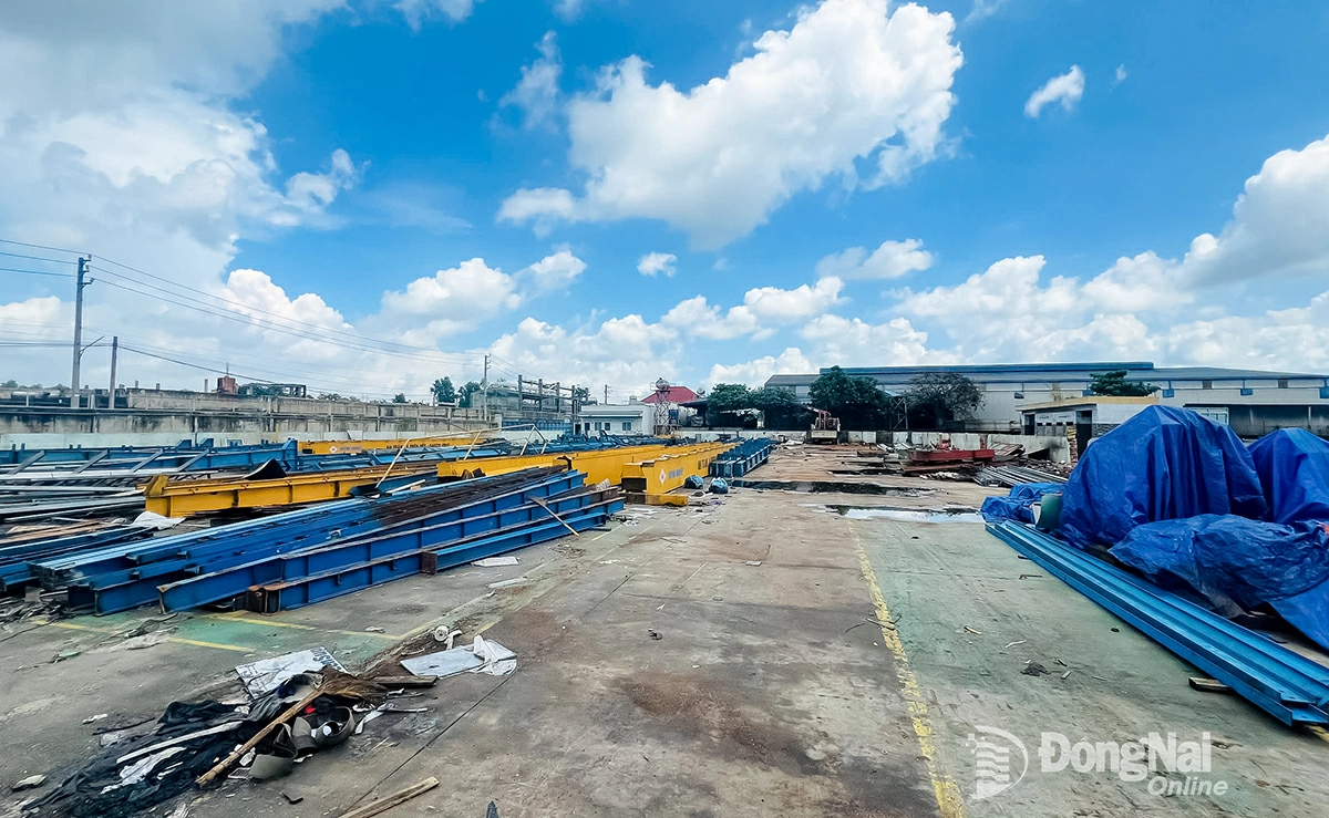 Một công trình nhà xưởng trong khu đất hơn 72ha tại phường Phước Tân đang trong quá trình tháo dỡ, hoàn trả mặt bằng.
