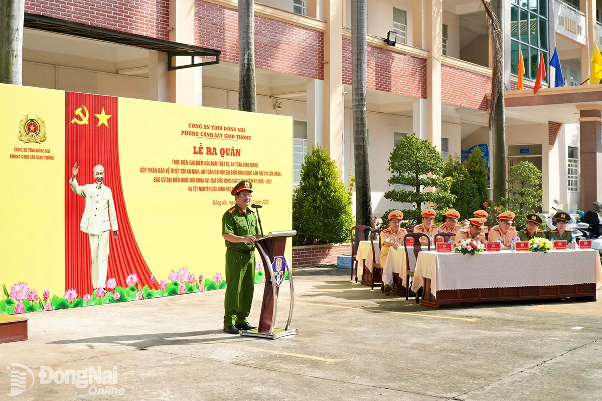 Đại tá Trần Anh Sơn, Phó Giám đốc Công an tỉnh Đồng Nai phát lệnh ra quân cao điểm bảo đảm trật tự, an toàn giao thông. Ảnh: Đăng Tùng
