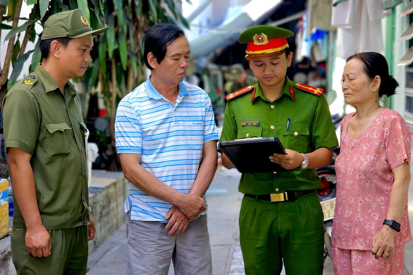 Gia đình ông Mạnh, chủ nhà trọ được Cảnh sát khu vực tuyên truyền các quy định trong Nghị định 282/2025. Ảnh: PHẠM HẢI