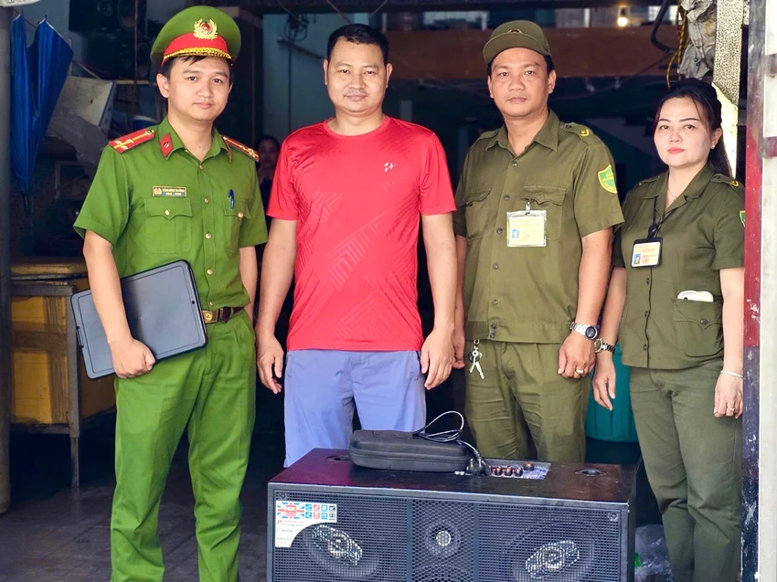 Thượng úy Tống Đình Trường, cán bộ Cảnh sát khu vực phường Tam Bình, TP.HCM trực tiếp đến từng hộ gia đình để tuyên truyền về các quy định mới trong Nghị định 282/2025. Ảnh: PHẠM HẢI