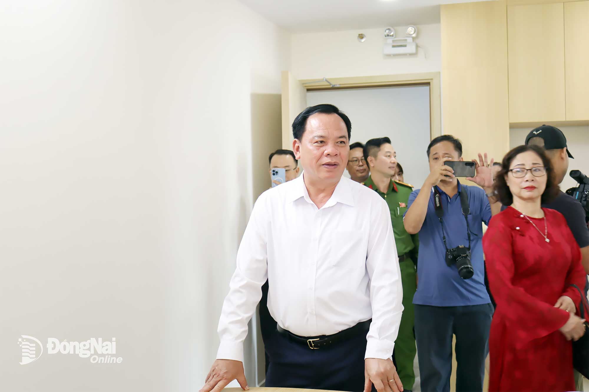 Đồng chí Võ Tấn Đức, Phó Bí thư Tỉnh ủy Đồng Nai tham quan căn hộ nhà ở xã hội. Ảnh: Hoàng Lộc