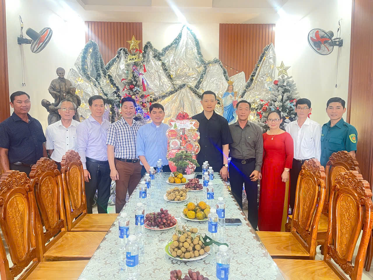 ĐẢNG ỦY – HĐND – UBND – UBMTTQ Phường Phước Tân đến thăm các Nhà Thờ, Dòng Tu trên địa bàn nhân dịp lễ Giáng Sinh năm 2025