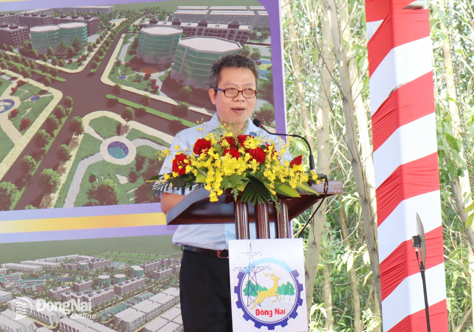 Ông Lê Thanh Điền, Phó Giám đốc Trung tâm Phát triển quỹ đất tỉnh Đồng Nai phát biểu giới thiệu dự án. Ảnh: Hoàng Lộc