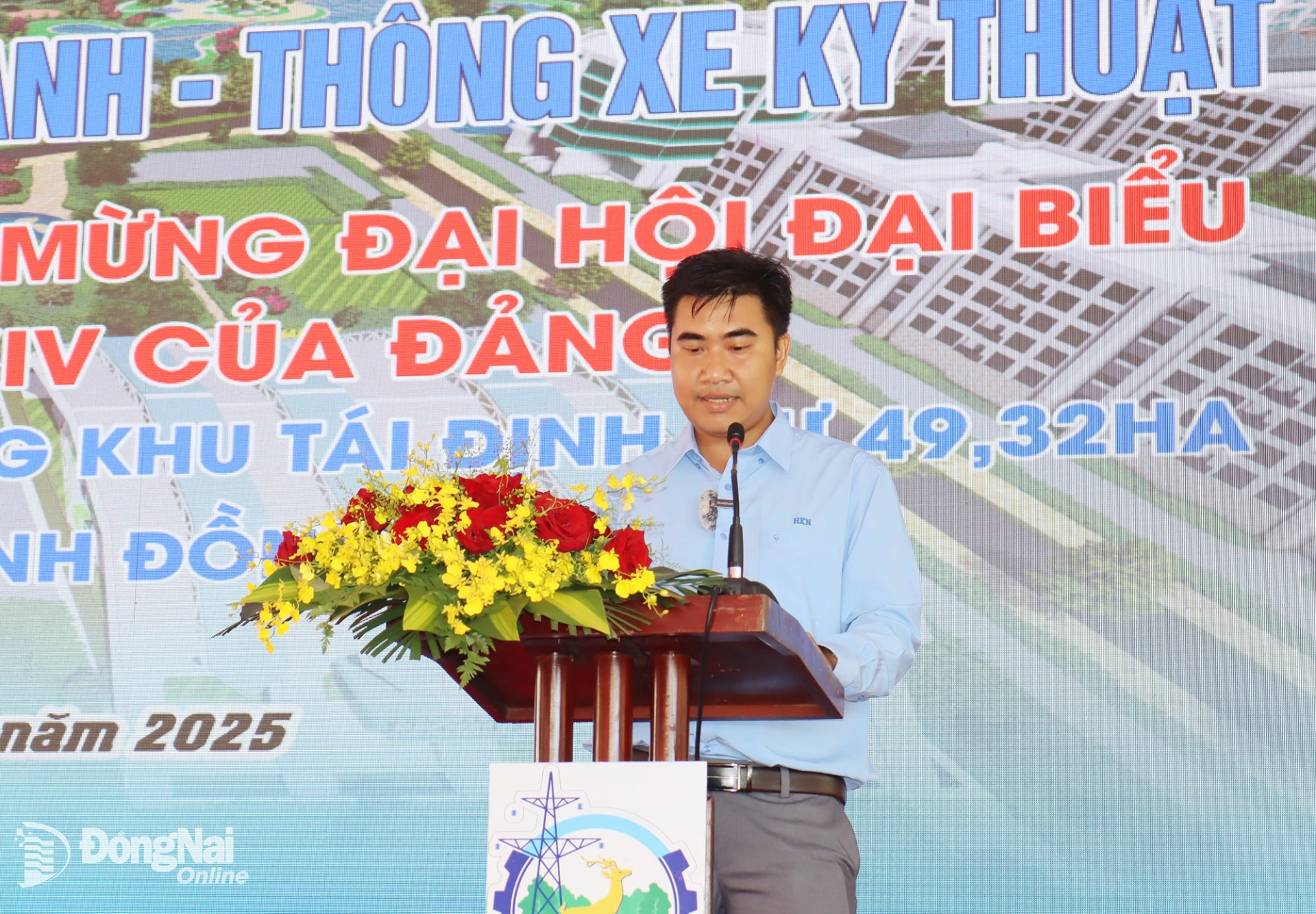 Đại diện liên danh nhà thầu phát biểu cam kết triển khai Dự án Xây dựng hạ tầng khu tái định cư hơn 49ha tại phường Phước Tân. Ảnh: Hoàng Lộc