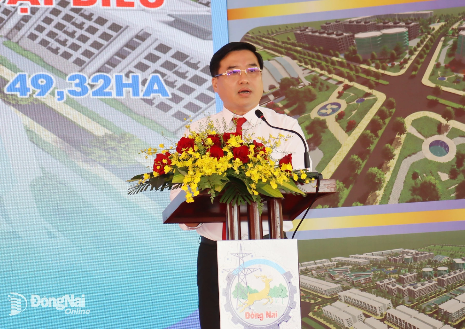 Đồng chí Hồ Văn Nam, Ủy viên Ban Thường vụ Tỉnh ủy, Bí thư Đảng ủy, Chủ tịch HĐND phường Trấn Biên đại diện lãnh đạo tỉnh phát biểu tại lễ khởi công. Ảnh: Hoàng Lộc