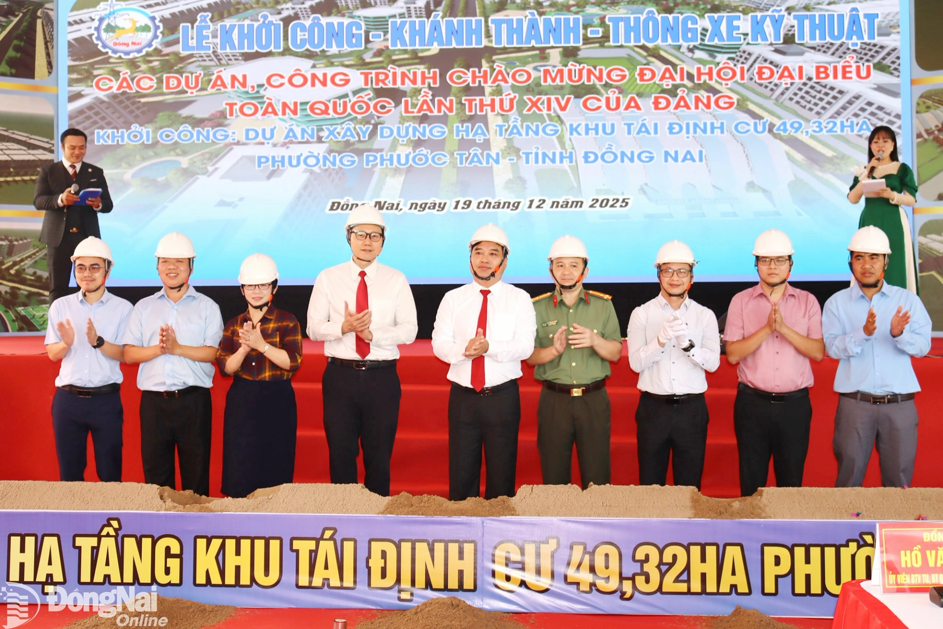 Các đại biểu tỉnh, địa phương, chủ đầu tư, nhà thầu thực hiện nghi thức khởi công Dự án Xây dựng hạ tầng khu tái định cư hơn 49ha tại phường Phước Tân. Ảnh: Hoàng Lộc