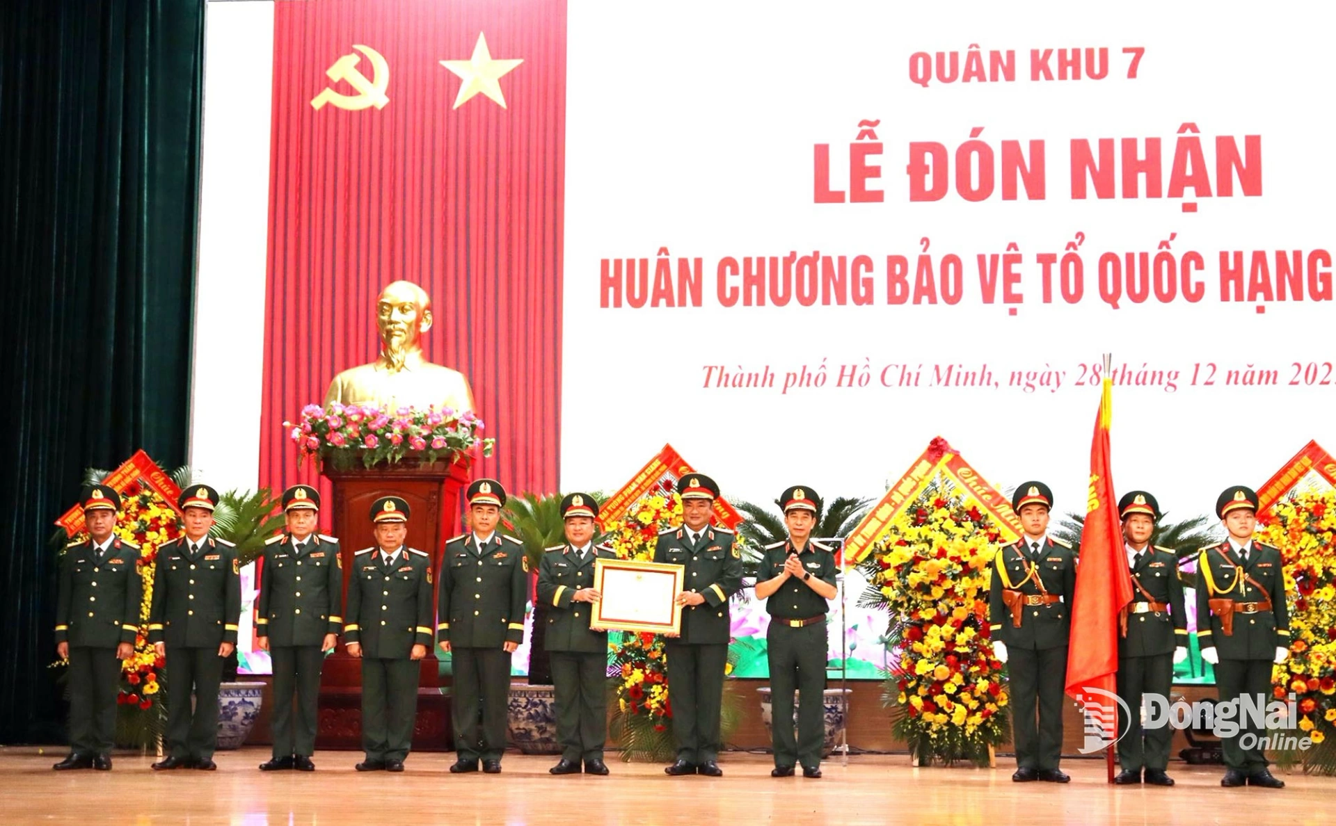 Đại tướng Phan Văn Giang, Ủy viên Bộ Chính trị, Phó Bí thư Quân ủy Trung ương, Bộ trưởng Bộ Quốc phòng thừa ủy quyền của Chủ tịch nước trao Huân chương Bảo vệ Tổ quốc hạng Nhất cho Quân khu 7. Ảnh: Nguyệt Hà