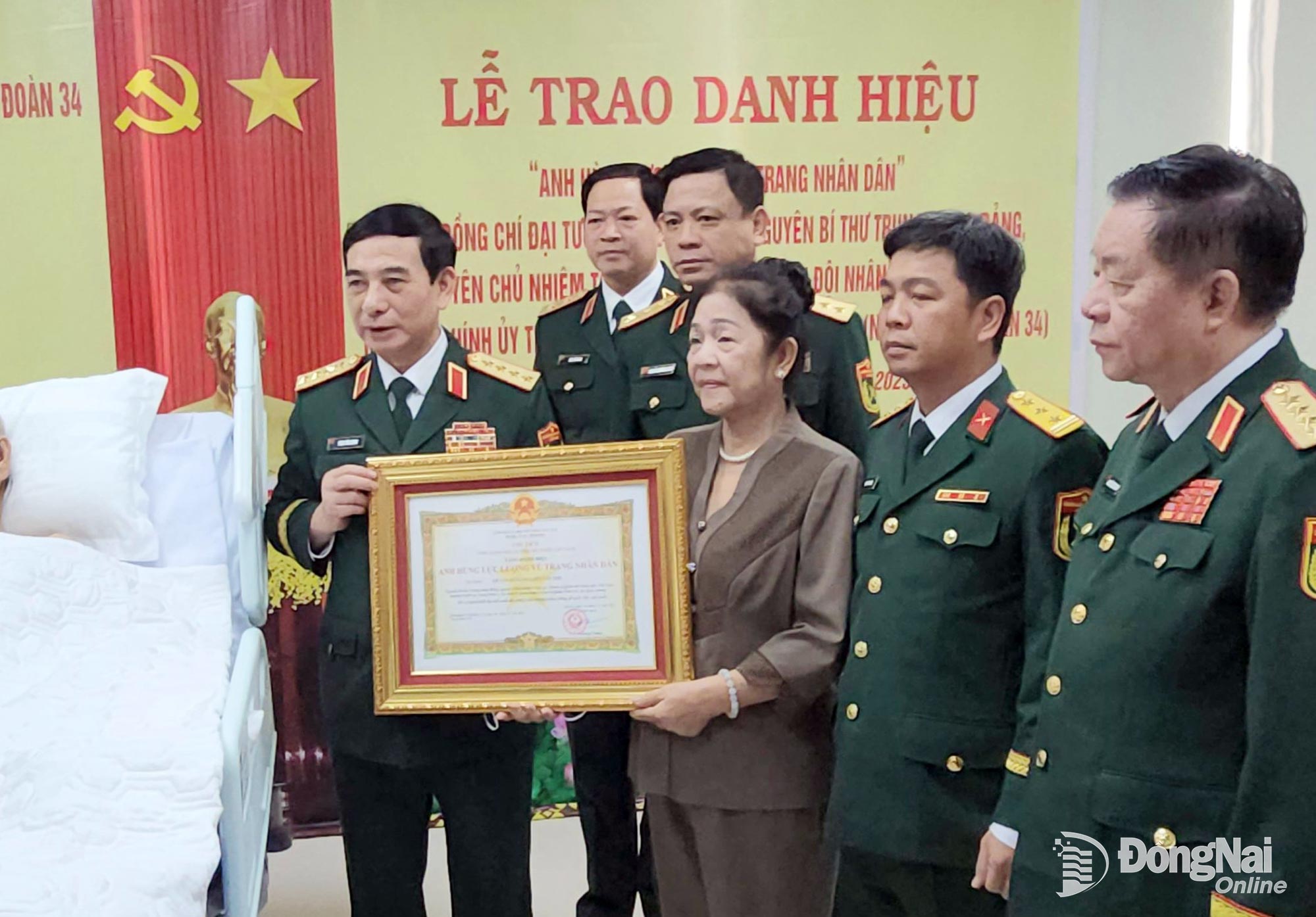 Thừa ủy quyền của Chủ tịch nước, Đại tướng Phan Văn Giang, Ủy viên Bộ Chính trị, Phó Bí thư Quân ủy Trung ương, Bộ trưởng Bộ Quốc phòng trao danh hiệu Anh hùng Lực lượng vũ trang nhân dân cho gia đình Đại tướng Lê Văn Dũng. Ảnh: Lê Cầu