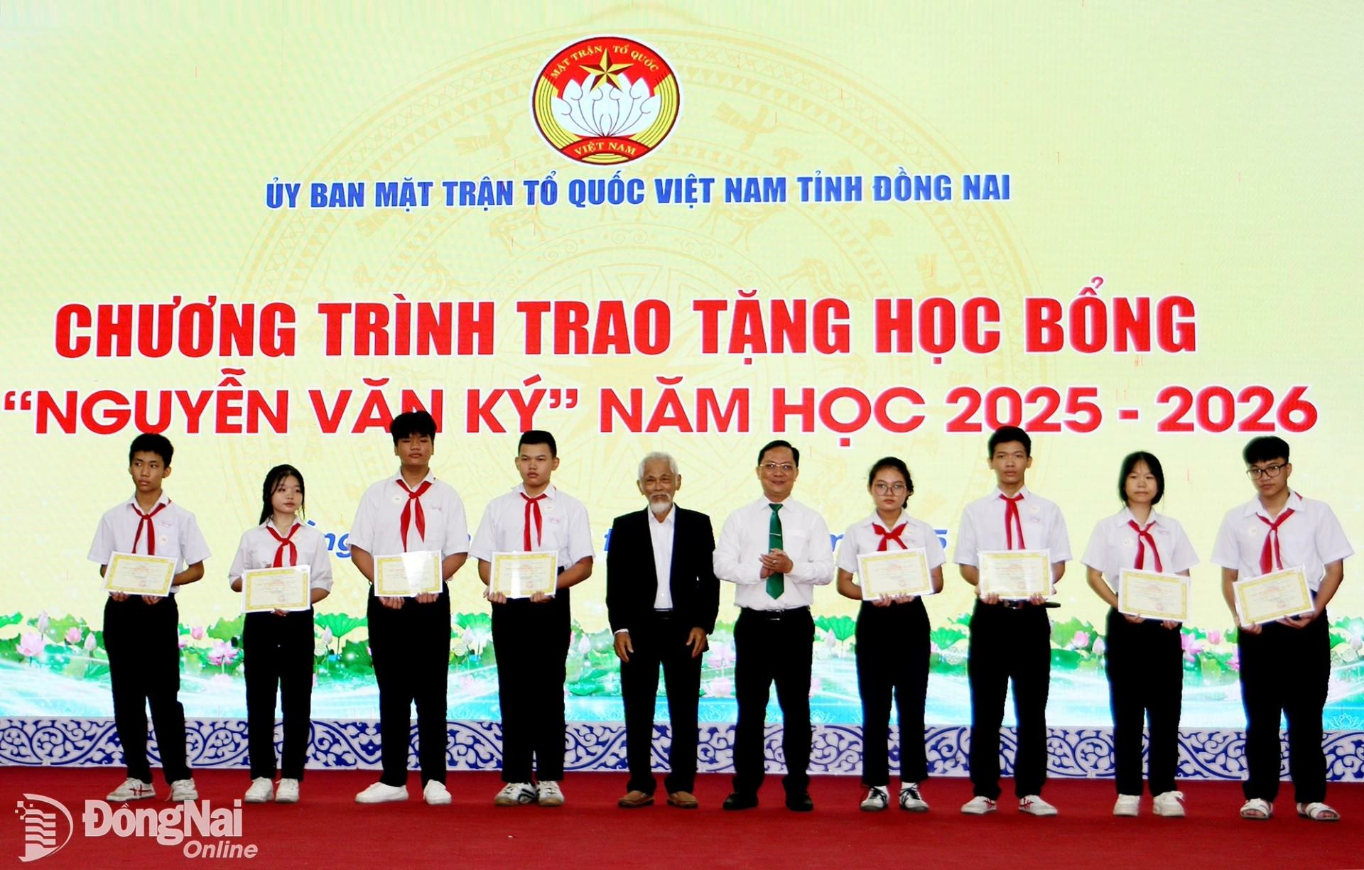 Ủy viên Ban Thường vụ Tỉnh ủy, Phó Chủ tịch Thường trực Ủy ban MTTQ Việt Nam tỉnh Đồng Nai Hà Anh Dũng cùng đại diện nhà tài trợ trao học bổng cho học sinh, sinh viên. Ảnh: Văn Truyên