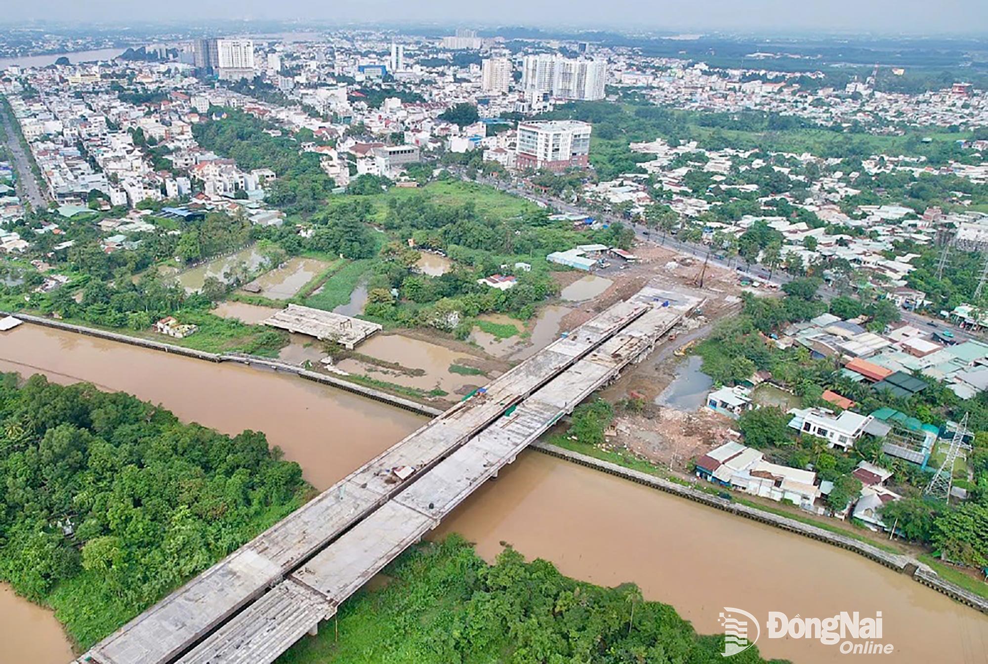 Thi công phần đường dẫn đầu cầu Thống Nhất thuộc Dự án Đường trục trung tâm thành phố Biên Hòa kết nối với đường Võ Thị Sáu. Ảnh: Phạm Tùng
